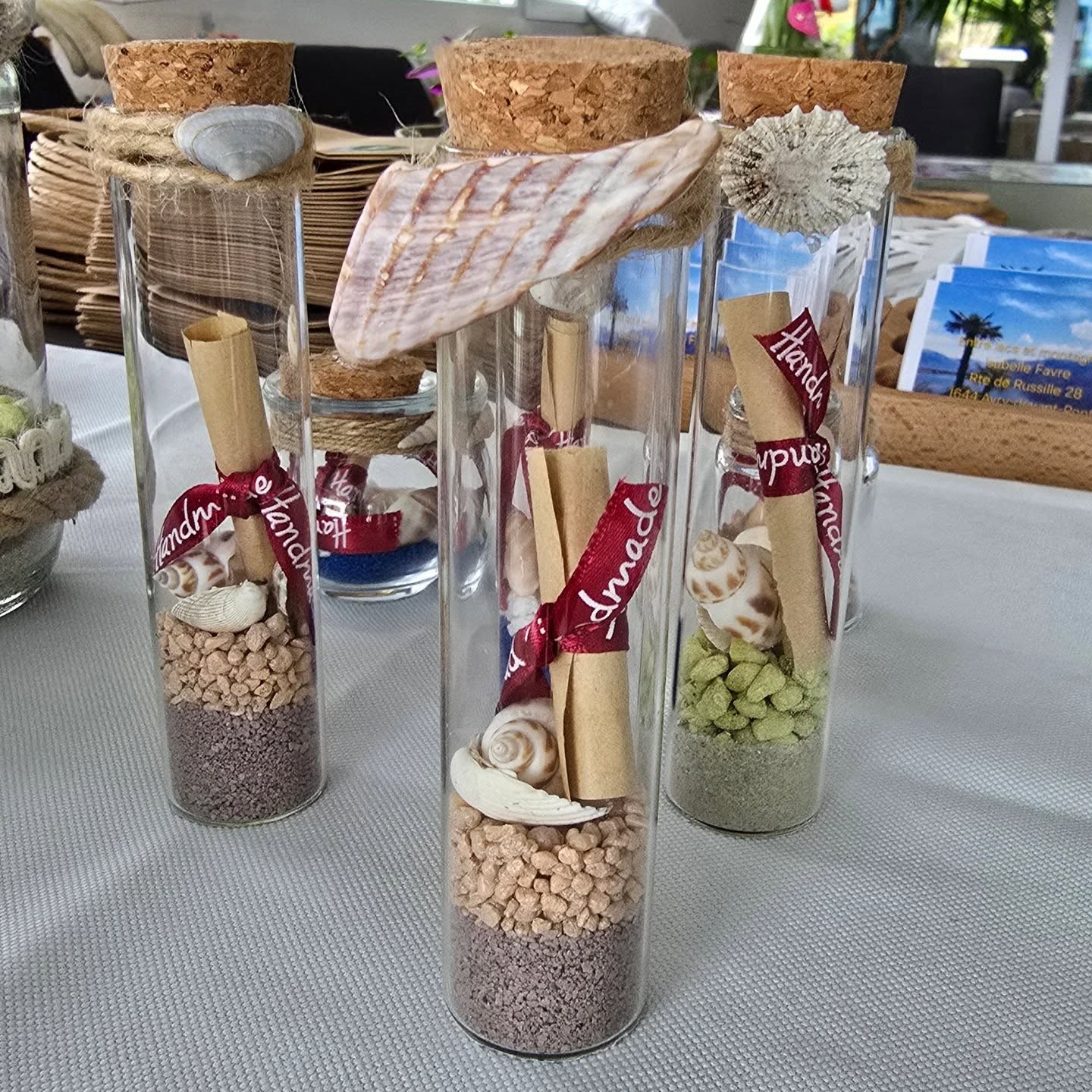 🔝 Des petites éprouvettes à message!
A toi de choisir si tu souhaites ouvrir et découvrir une petite citation ou laisser la petite bouteille telle quelle !
📅 10 mai 2025 au Marché de printemps à Gumefens, tu pourras découvrir ces petites bouteilles à message.