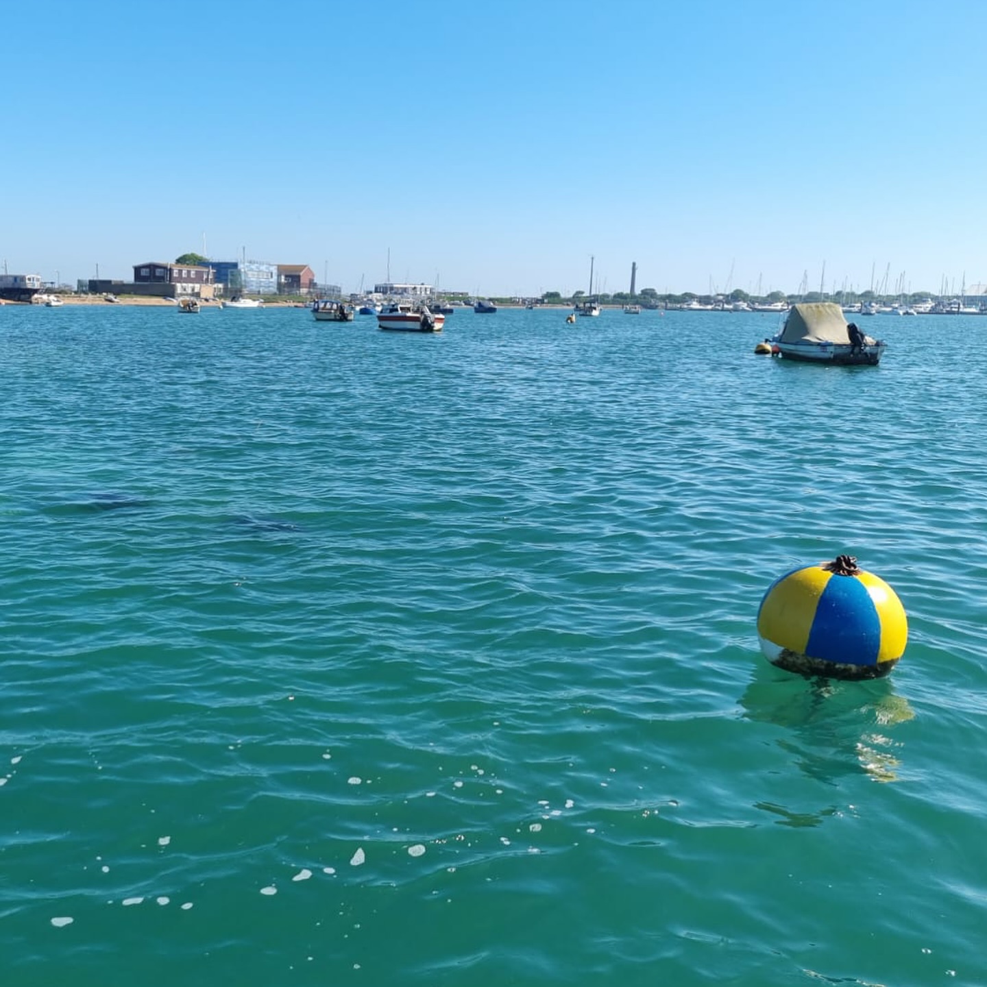🚨MARINERS ARE ADVISED that a 10.8m wooden built sports fishing boat has been reported sunk in close vicinity to the northern end of the Eastney Spit🚨
The vessel is visible at low water but covers at half-tide. The vessel has been temporarily marked by Langstone Harbour staff pending operations to recover or re-float the vessel. Further updates to follow.
Vessels navigating in the area, or on transit to or from Southsea Marina, should proceed with caution and remain in the marked navigation channel where possible.