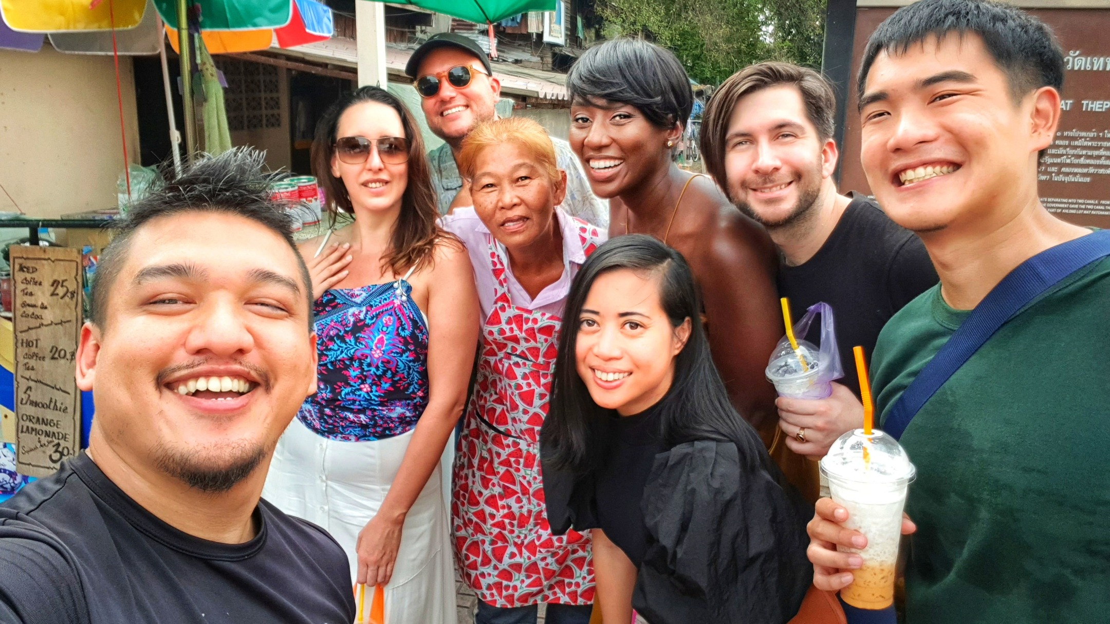 The heart of Bangkok! This lovely lady makes the most incredible milk tea you'll ever taste. A true local gem! #walktalkphoto #bangkokfood #thailandonly #photograpy #hiddengems #thaitea #localbusinesses