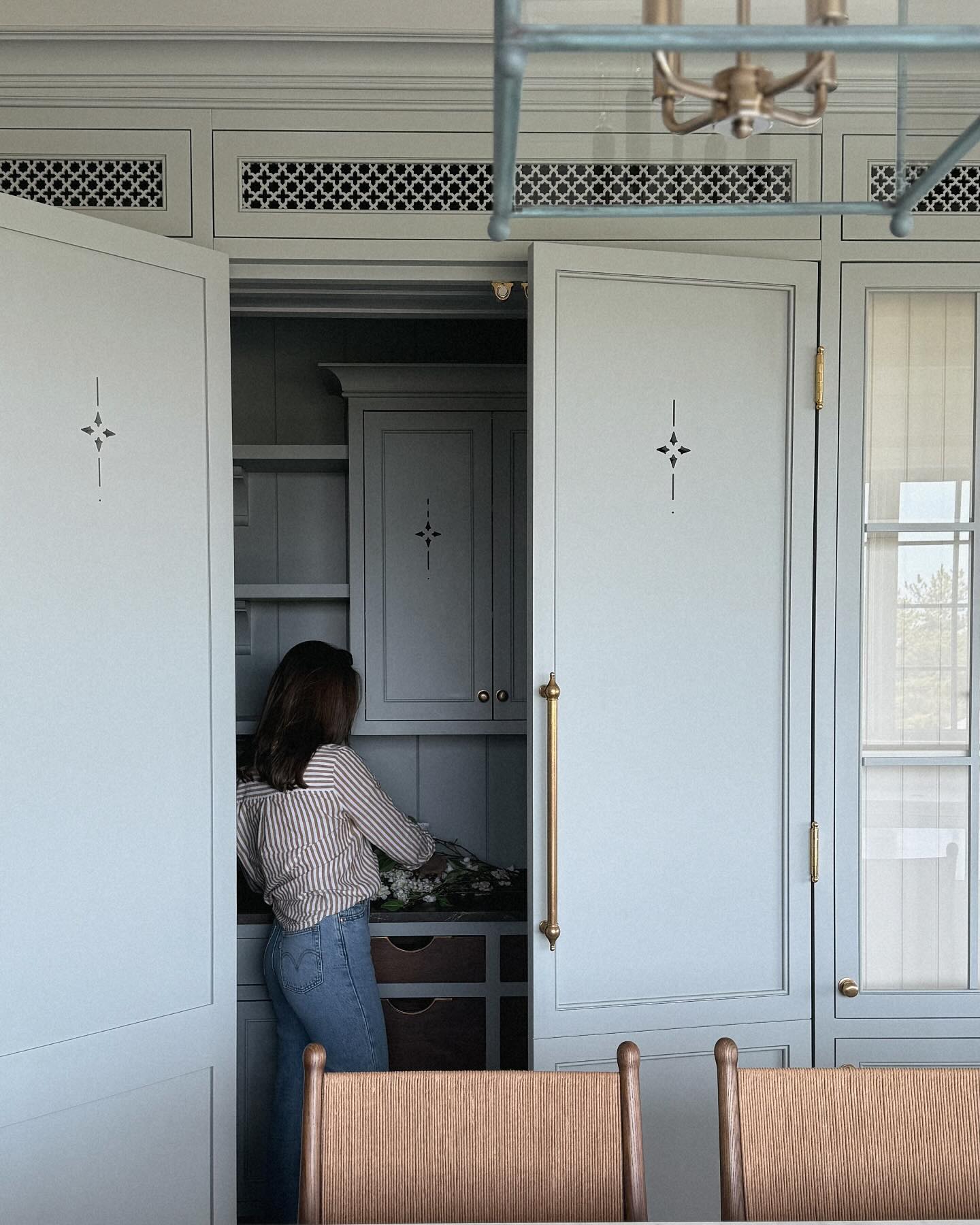 Capped off a crazy week with a long awaited install for an incredibly special project✨ I cannot wait to share the journey, the story and the finished spaces with you. She gets her close up in a few short weeks and I’ll be dreaming of every styled corner until then!
Cabinetry: our collection with @uniquekitchensandbaths