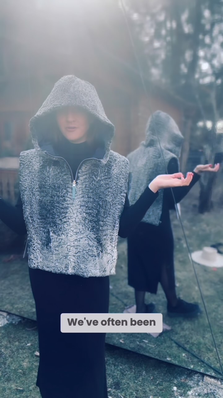 „Rollunder“ mit Kapuze?
Here we go ➡️ ihr habt euch dieses Modell gewünscht und wir haben es in die Tat umgesetzt ♻️
Aus einem alten grauen Persianer-Mantel von Omi ist nun wieder ein multifunktionales, neues und progressives Design entstanden.
💡 Graues Vintage-Material könnten wir übrigens wunderbar mit unseren Veredlungsbetrieben für euch einfärben 🎨 , aber irgendwie hat es uns in diesem Modell auch mal gut in grau gefallen.
Was denkt ihr? Wie gefällt euch der neue Style mit Kapuze?
#upcycling #service #keepitintheloop #circularfashion #recycledfur