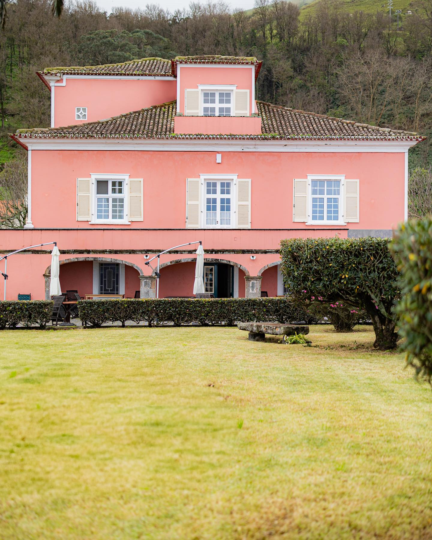 Um local com história.
Marque as suas férias connosco e explore a natureza de São Miguel:
www.solardelalem.com
-
A place with history.
Book your holidays with us and explore the nature of São Miguel:
www.solardelalem.com
#solardelalem #azores #vacations #azoresislands #discoverazores #saomiguel #nature #maia