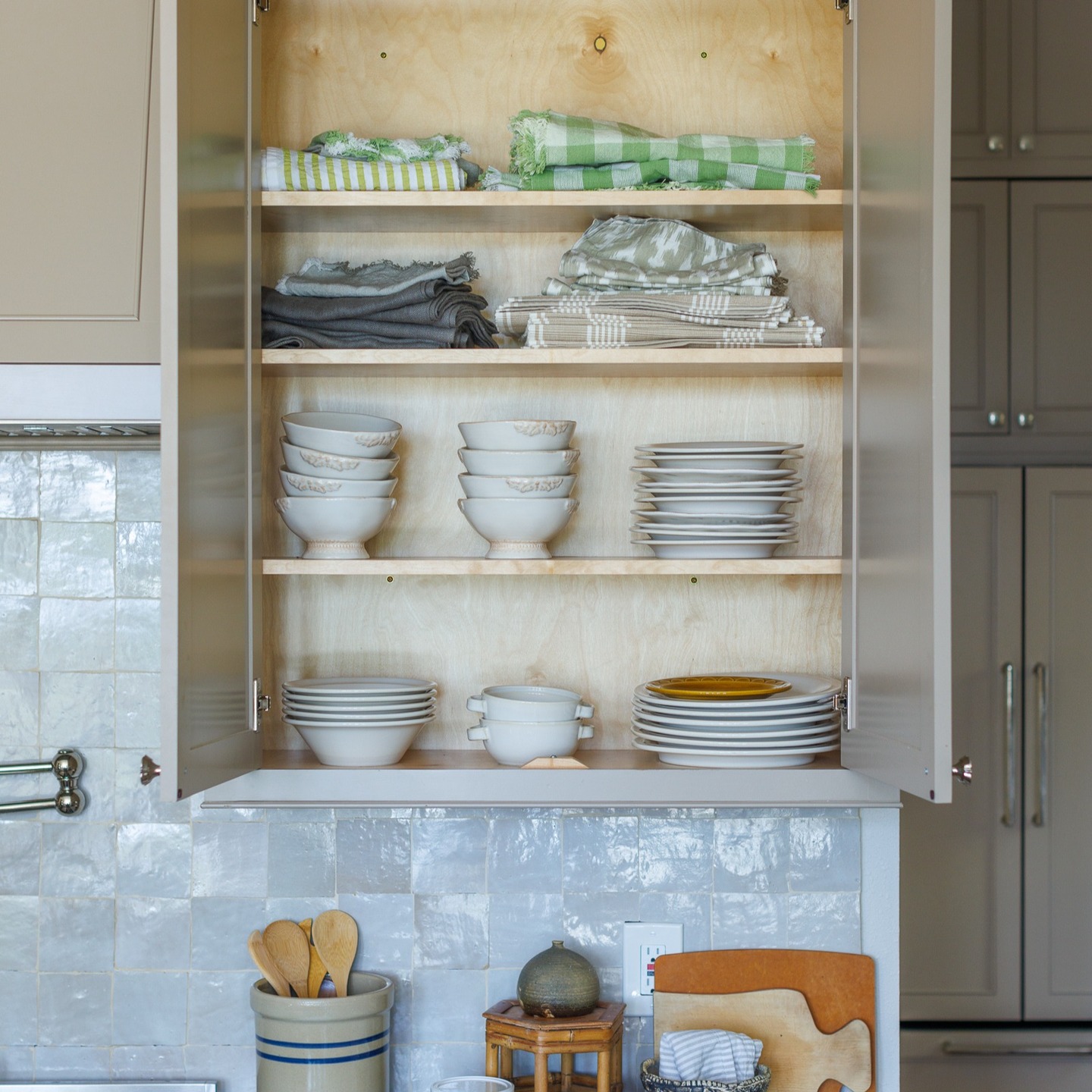 Less Chaos, More Calm: The Power of an Organized Kitchen!
Busy mornings shouldn’t feel like a mad dash. When your kitchen is set up efficiently, everything—from breakfast to packing lunches—flows smoothly. No more searching, stressing, or running late. Just calm, order, and more time for what matters.
Book your free 15-minute call today and let’s chat about how Cloudy to Clear Professional Organizing can help you create a kitchen that supports your busy life.
📸 @jessicamcintoshphoto
.
.
.
.
.
#ProfessionalOrganizing #StressFreeMornings #OrganizedKitchen #TimeSavingTips #CloudyToClearOrganizing