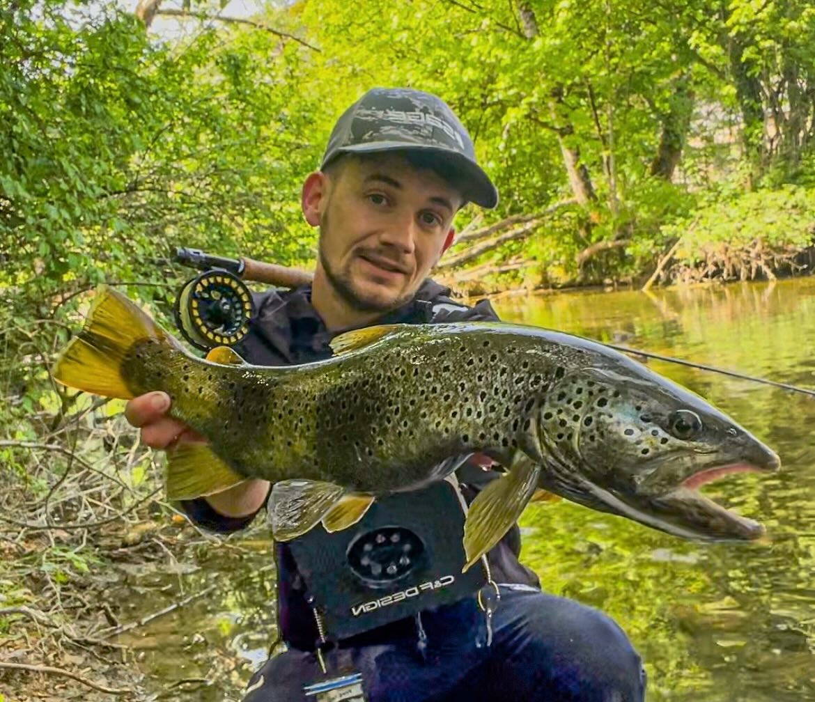 La voici, une très jolie truite d’environ 55 cm en sèche sur une mouche d’ornans H16 olive 😇. Un joli coup de ligne avec un lancer roulé entre les arbres 😁
#truite #truites #truitefario #truitesauvage #pechealamouche #pecheenfrance #pecheautoc #pêcheennymphe #nymphs #nymphe #pechetruite #trout #troutfishing #troutbum #troutflies #troutfly
https://www.halieutique-gdn.com