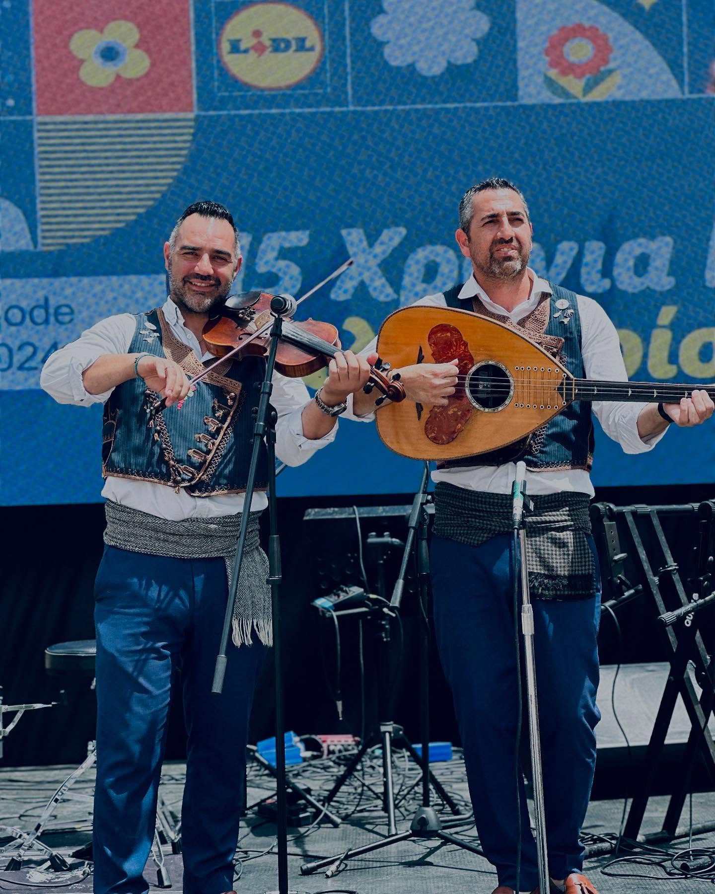 Είναι με ιδιαίτερη χαρά που παρευρεθήκαμε στην εκδήλωση για τον εορτασμό των 15 χρόνων παρουσίας των Lidl στην Κύπρο🇨🇾
Ιδιαίτερες ευχαριστίες στη διεύθυνση των Lidl Cyprus για την πρόσκληση,να λάβουμε μέρος στους εορτασμούς, δίνοντας ένα ηχόχρωμα Κυπριακής Παραδοσιακής Μουσικής.
Τέτοιες εκδηλώσεις αξίζουν συγχαρητηρίων αφού φέρνουν κοντά όλους εμάς,γιορτάζοντας τις αξίες της προσφοράς,της αφοσίωσης, της παράδοσης και της ποιότητας που χαρακτηρίζουν αδιαμφισβήτητα την Lidl Cyprus!!
Και εις άλλα με υγείαν🎉🎻 #teamlidl