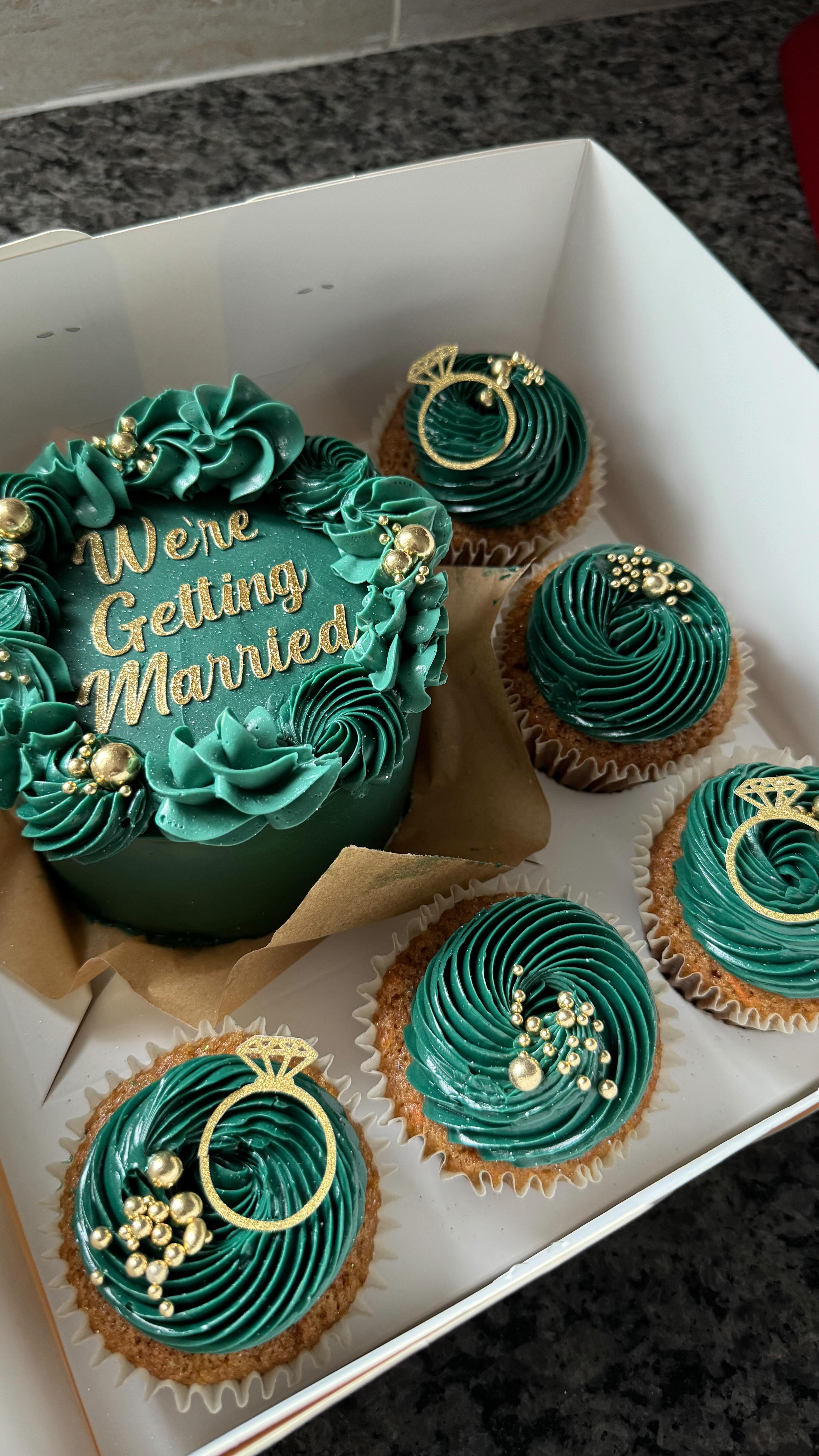 Bento Cake w/ Cupcakes 💚💛✨
Nails matching this color scheme is such a vibe. Love how this box came out.
When you have little people to feed, these boxes are perfect 🤩!
#bentocake #bentocakebox #nycbaker #cakesofinstagram #cakedecorating #statenislandbaker