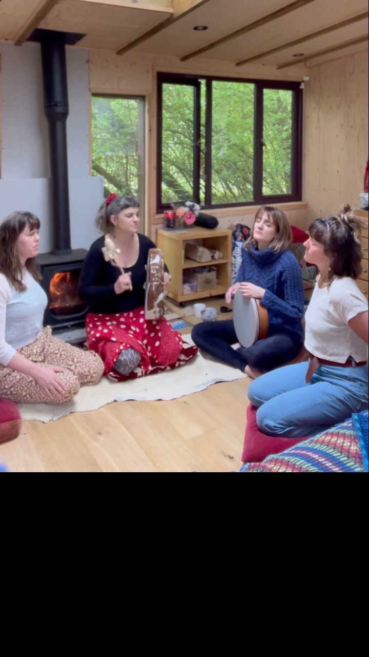 🌷Practising harmonies with my fringed singing friends! Ah it was so fun to hang out with @elsa_field @kitty.stewart.music and @jya.raine and work on each other’s songs. Feeling grateful for the community of amazing musicians I live amongst.
🤔 Let me know what you think of the harmony choice at the end … listen to the end and you’ll see what I mean in the captions…!
🌷 I will be singing my Beltane song at the Cacao Ceremony Concert in a beautiful dome in Bradford on Avon this Saturday 3rd May for you to all come and enjoy.
☕️ We will be nourishing our prayers and deeper selves with the spirit of Cacao and empowering, healing, uplifting songs, embodied meditation and a fire ceremony to finish.
🙏🔥 If you’re feeling the call to join with others and take a moment at this potent time of new moon and fertility to connect with your purpose, to connect with others in song, to receive and reflect or to celebrate, you are so welcome to join us.
🎟️ Tickets in my bio 👆
#cacaoceremony #cacaomastery #musicismedicine #beltane #beltanesong #medicinemusic #empoweringmusic #receive #gratitude