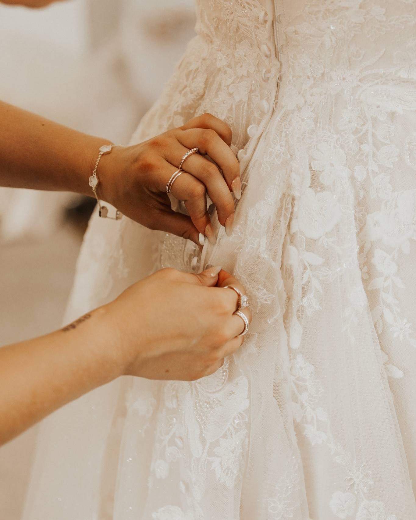 Obsessing over the little details today, that can often be missed ✨
My style is natural, warm and emotional.
Blending documentary storytelling with creative portraits.
From tears during vows to golden hour magic… I’m here to tell your story 🤍
#DocumentaryWeddingPhotographer #GoldenHourLover #WeddingPhotographyStyle
