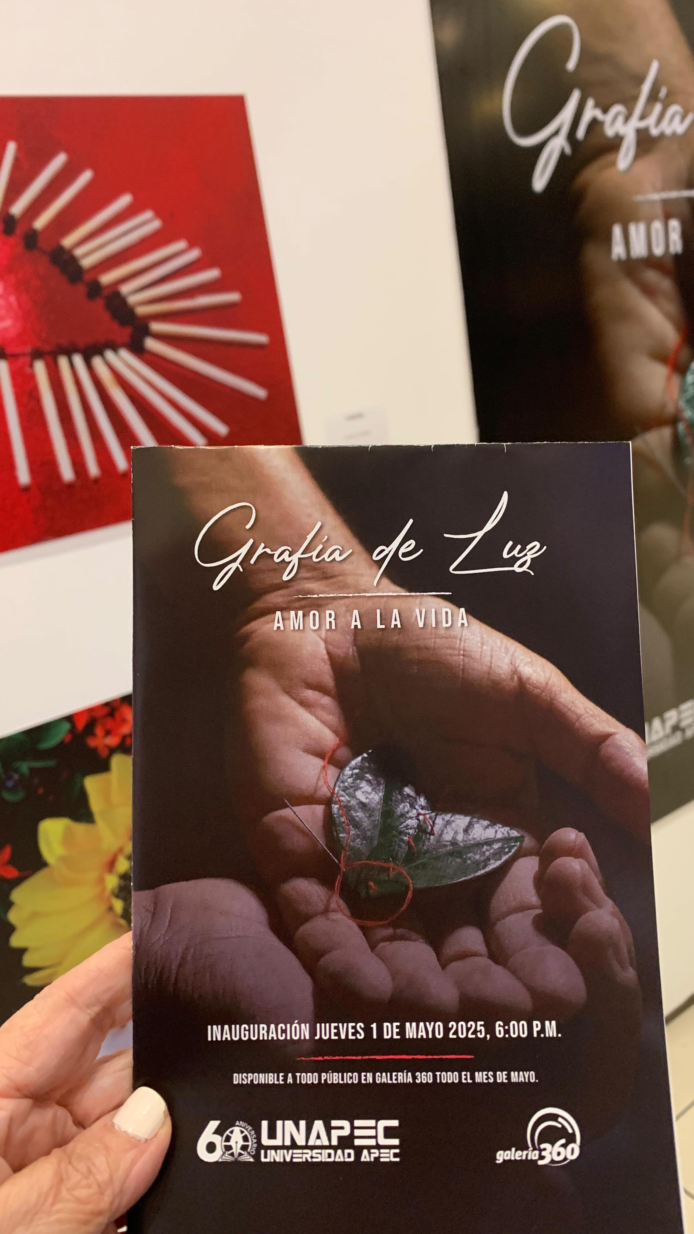 “Grafía de Luz” es el nombre de la exposición que hoy dejó inaugurada la Escuela de Artes y Comunicación de la Facultad de Humanidades de la Universidad APEC.
Esta exposición, que transmite tanta sensibilidad y “amor a la vida”, estará abierta durante todo el mes de mayo en @galeria360