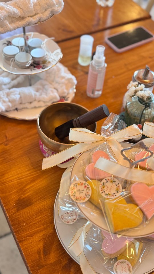 ♡ abbiamo riscoperto come si respira, con una postura corretta: ammorbidendo, espandendo il petto, verticalizzando e radicandoci nel qui ed ora
♡ siamo riuscite a creare spazio, lasciando andare il superfluo che non é più in linea con noi stesse, alle volte emozionandoci con qualche lacrima - va bene piangere, esprimiamo e stiamo nell' emozione senza sopprimere, per comprendere, essere più consapevoli e sentire leggerezza
♡ ci siamo coccolate con il face yoga, tra olio di mandorle e di argan, con carezze sul nostro volto, abbiamo ballato e sorriso
♡ ci siamo unite, tra una tazzina di tè ed prelibatezze dolce e salate
♡ confrontate per la routine serale che ognuna può creare, in linea con se stessa, essendo libera ogni giorno di adattarla, abbandonando la perfezione e i ritmi frenetici della società, amandoci un pó di più
♡ ci siamo scambiate regalini tra maschere di bellezza e biscotti di pasta frolla, per completare la nostra serata di benessere a casa
Face yoga & afternoon tea da @valu_bakery_cakes
#inspirariscopritivivi Grazie, Ele 🤍🌸
#faceyoga #faceyogafirenze #yogafirenze #wellnesscommunity #wellnessexperienceflorence #afternoontea #afternoonteatraamiche #amiche #firenze