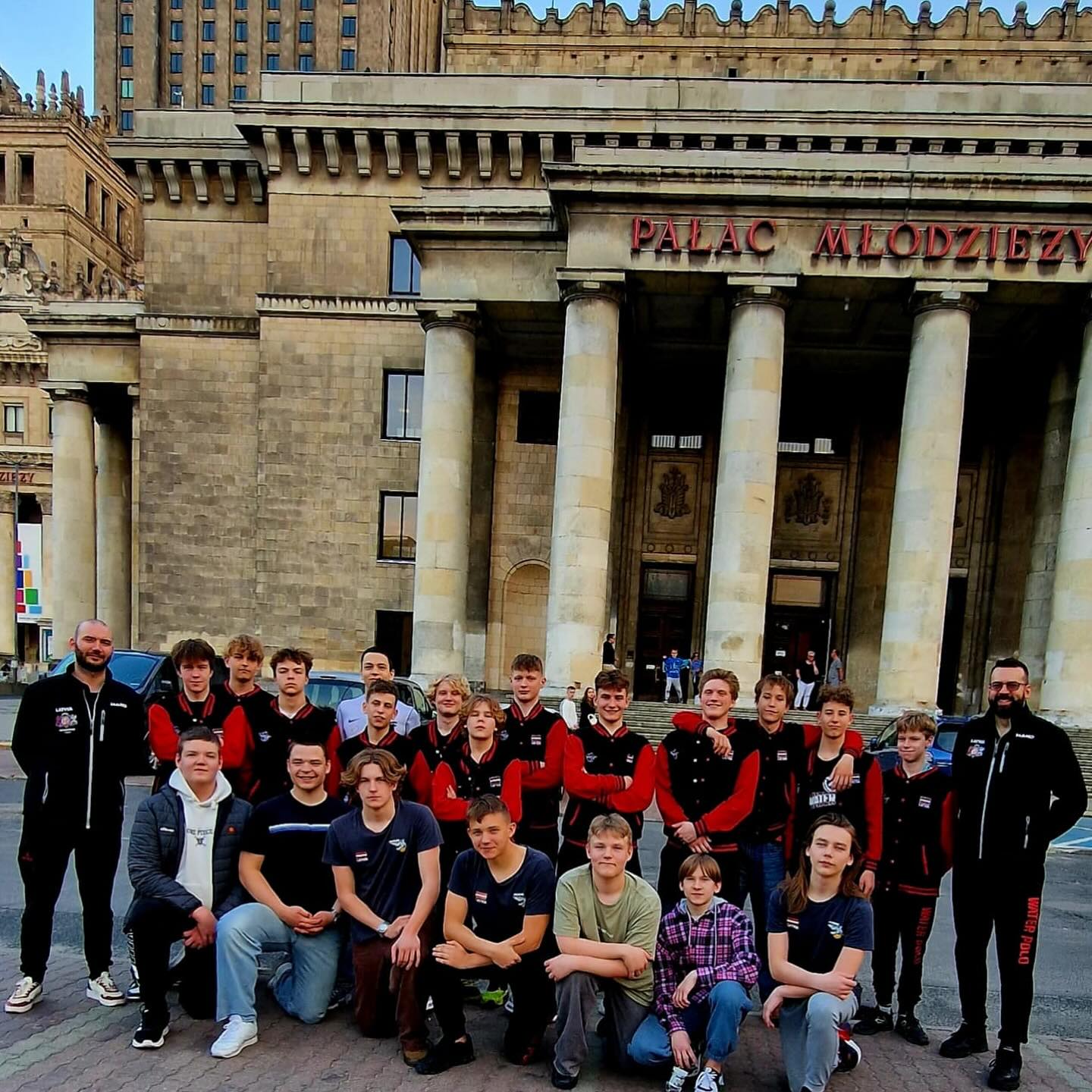 Lepni paziņojam — Riga Sharks U15 komanda izcīnījusi godpilno 3. vietu Varšavas draudzības turnīrā! 🤽♂️🥉💪Liels paldies spēlētājiem, treneriem un atbalstītājiem par cīņassparu un neatlaidību! 💪❤️