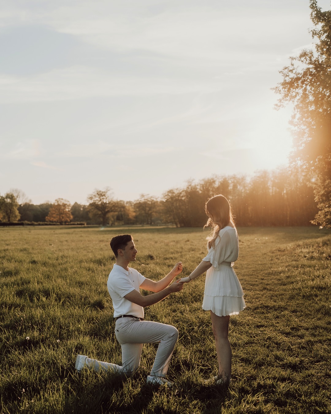 Still not over this one 🤎🎞️
Ein Shooting, das ich so schnell nicht vergessen werde – weil alles einfach perfekt war: Das Licht war ein Traum, die Stimmung locker, liebevoll und emotional. Und dann gab‘s da noch diesen einen Moment, in dem Felix seiner Amelie einen Antrag gemacht hat 🥹 ich weiß ehrlich nicht, wer von uns am aufgeregtesten war - ich habe auf jeden Fall total mitgefiebert und freue mich sehr für die beiden 🤍
Hätte bitte gerne mehr davon 🥹✨
Mehr solcher Überraschungen, mehr solcher Gänsehautmomente, mehr solcher echten, umgestellten Emotionen mitten im Shooting. Mehr Verlobungen. Ich bin ready 🫶🏼
#shesaidyes #heiratsantrag #verlobung #verlobungsshooting #hochzeitsfotografie #coupleshoot