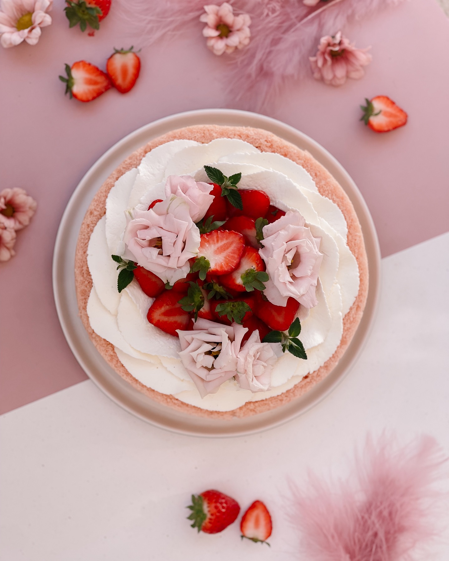 🌸🍓 FÊTE DES MÈRES 🍓🌸
Vous l’avez demandé, il est de retour!
LE fraisier 🍓 avec LA crème ultra légère, ultra gourmande, ultra Mmmhh à la vanille 😍
Il sera disponible les 10 & 11 mai sur commande uniquement en taille unique 6 parts.
Commandes à partir de demain et jusqu’au 7 mai 12h (ou jusqu’à épuisement du stock)