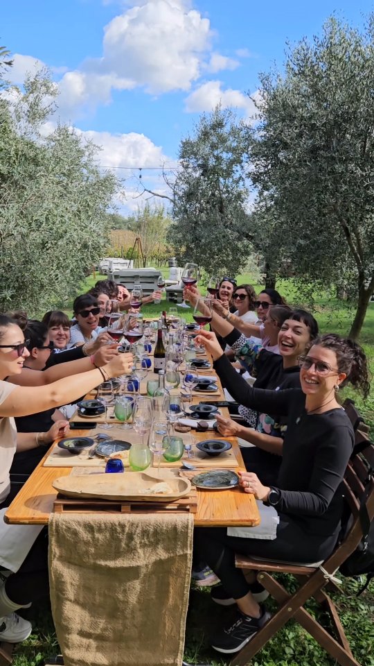 ☀ YOGA IN VIGNA - il primo wellness experience day, nel Chianti fiorentino.
❓ Ti sei mai sentito trascinare dalla frenesia della vita, hai mai desiderato staccare un po’, lontano da tutto e della città?
Riscopri il tuo equilibrio, immergendoti nella natura.
Ci dedicheremo al nostro benessere, srotolando il tappetino, danzando a ritmo di musica, muovendoci con il sole, liberi di esprimerci, regalandoci sorrisi ed emozioni, tra somatica, sound bath e meditazione.
🧘🏼♀️ Yoga, somatica, meditazione & pranayama - adatto a tutti i livelli
🎶 Musica, danza & sound bath
🌸 libertà di camminare: tra vigna, orto, parco boschivo storico e cave di pietra
🤍 Community di persone affini
🍇 Pranziamo assieme, specialità bio e km 0
🍷 Degustazione vino ed olio evo
📅 Sabato 24 maggio, dalle ore 10.00
📍 San Casciano in val di pesa
💌 Info e prenotazioni DM o link in bio
Ti unisci? Ele 🤍🌸
#chianti #wellnessday #wellnessretreat #yogaretreat #dayretreat #tuscany #winetasting #oliveoiltasting #yoga