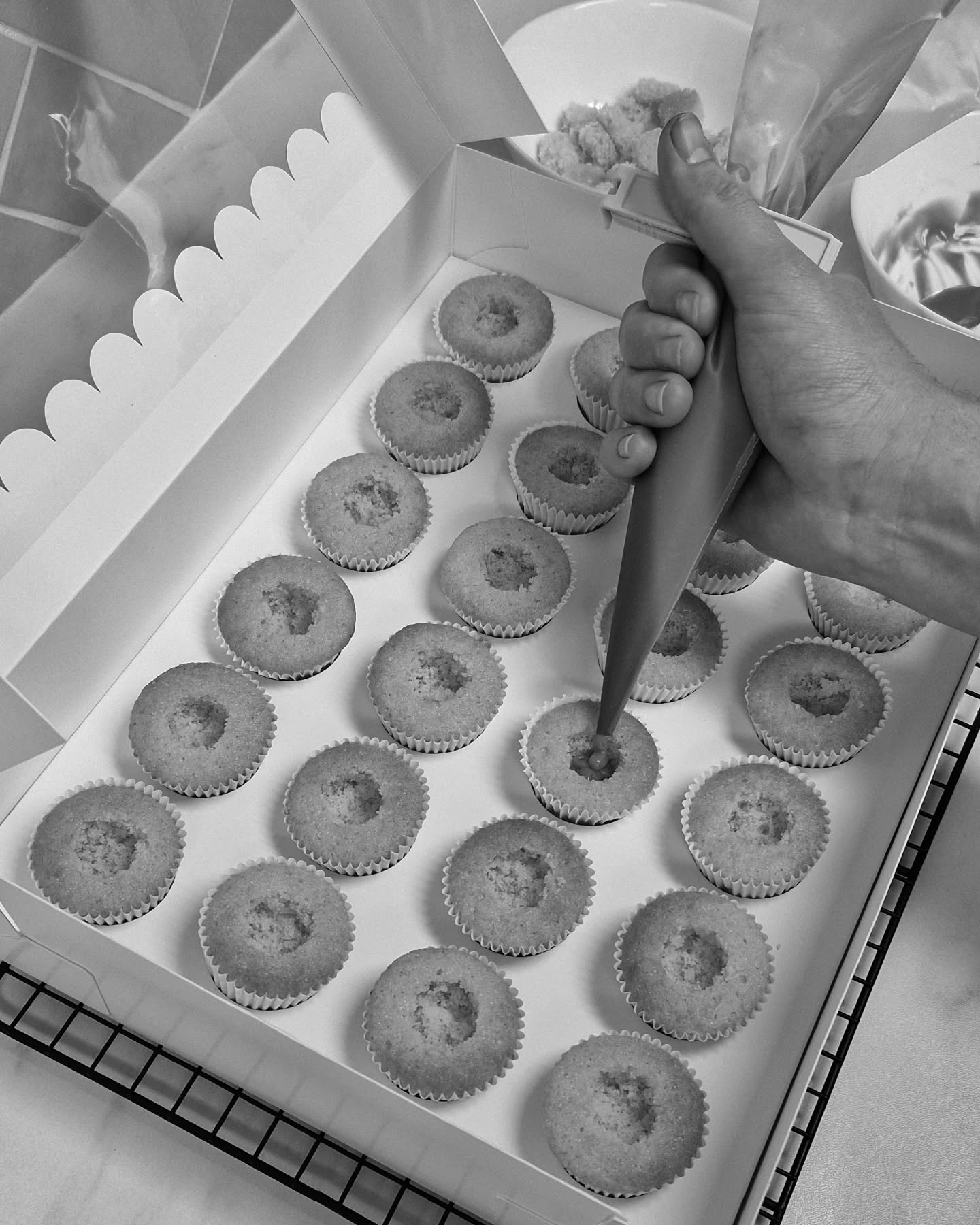 Waar ik nooit bij stil heb gestaan....
Is dat ik als thuisbakker het geluk heb om deel te mogen zijn van de meest mooie momenten die je met elkaar kunt vieren.
Een verjaardag, een jubileum, een bruiloft.. of zoals bij deze mini cupcakes; bekendmaken van het geslacht van een wondertje 🩵🩷
Ik ben er trots op dat jullie mij een belangrijk deel van jullie bijzondere moment laten zijn 🫶🏻
De gender reveal cupcakes worden gevuld met een heerlijke chocolade vulling in roze of blauw.
Wat denk jij dat de trotse ouders in spé over een tijdje mogen verwelkomen?
Laat in de comments een 🩷 of 🩵 achter!
#suikertijd #mooiemomentendelen #genderreveal #cupcakes #minicupcakes #geboortetraktatie #Oldenzaal #Losser #enschede