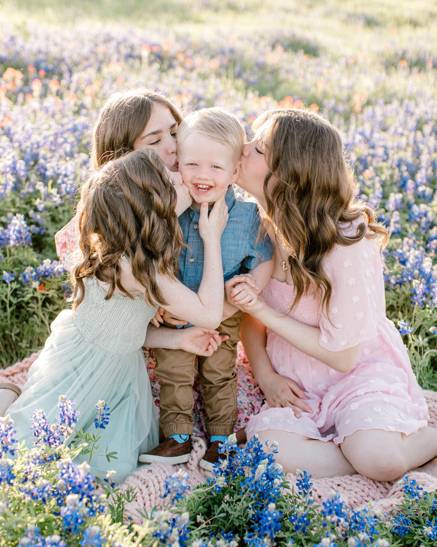 Greeting the weekend with the energy of these sisters with their sunshine little bro 💕☀️
Newborn sesh and an event to photograph the next two days. Let’s do it.
#bluebonnetminisessions #texasbluebonnets #dentonphotographer #dentonfamilyphotographer #dallasfamilyphotographer #mckinneyfamilyphotographer
