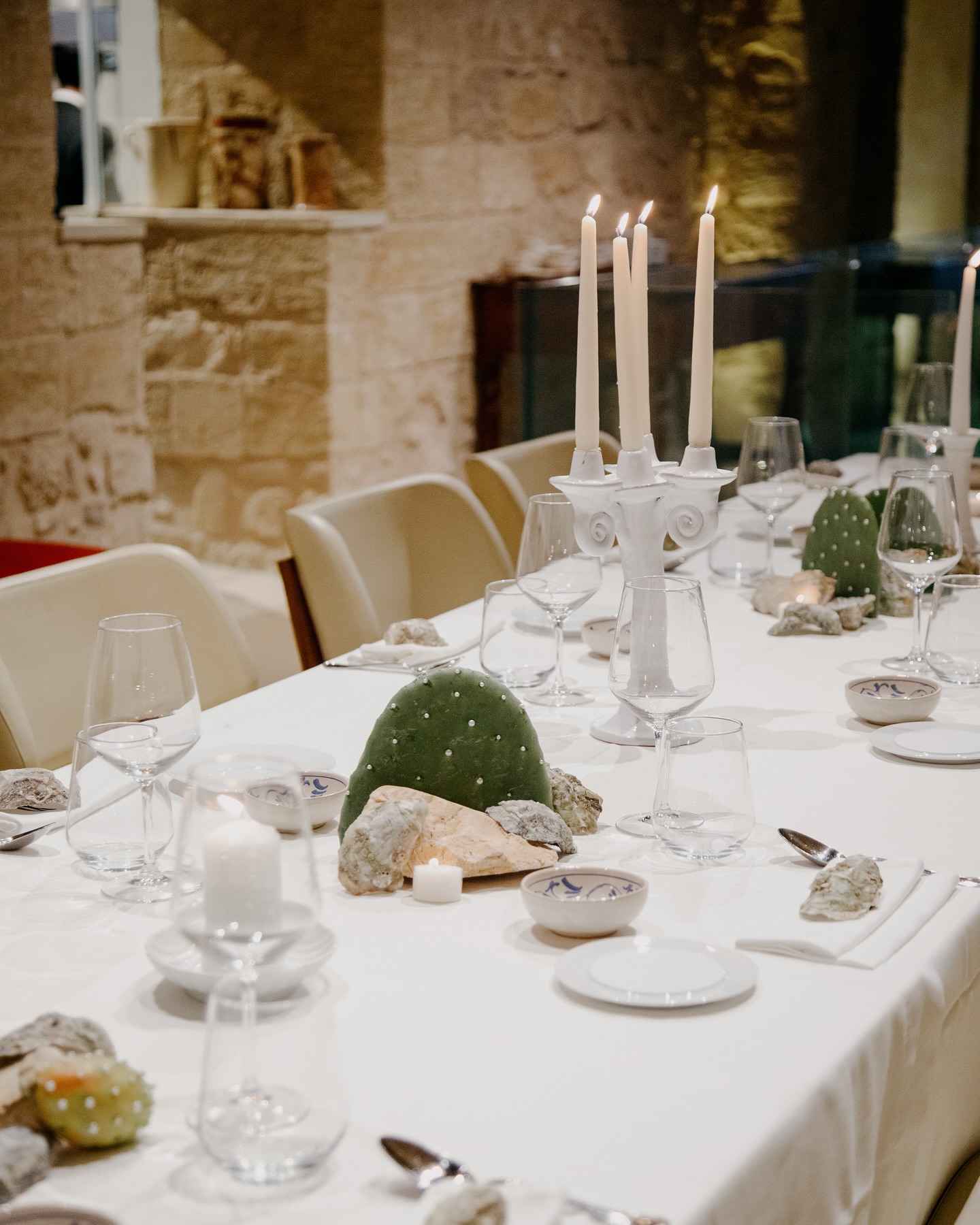 An elegant and earthy evening at Il Tempo Nuovo — where candlelight, limestone walls, and desert charm set the tone for unforgettable moments. #IlTempoNuovo #FineDining #michelin #michelinguide #castellodiugento #salento #food #instafood #tableset #miseenplace #restaurant #puglia #apulia #italian #italy #italianfood #luxury