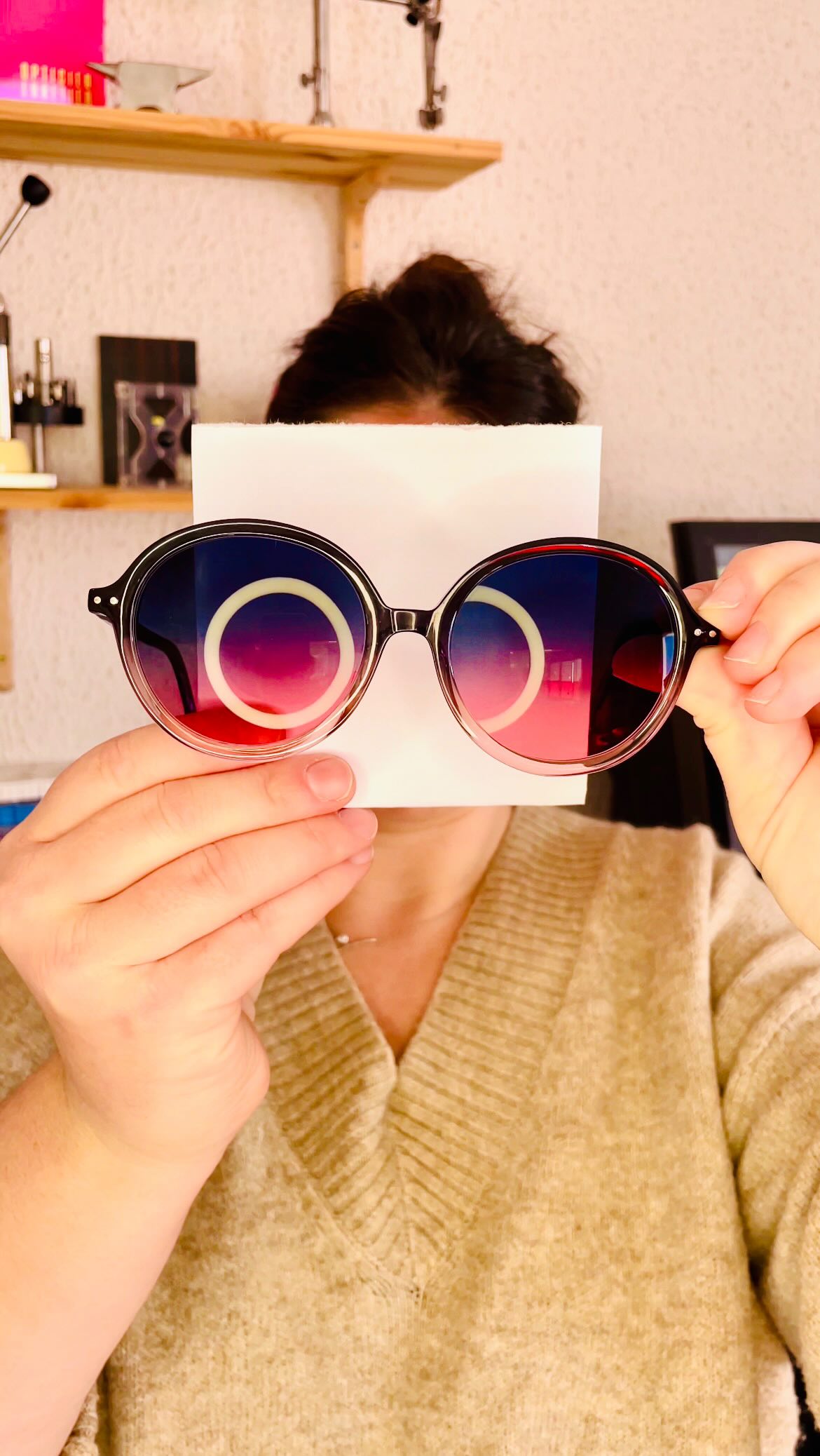 ✨ Une teinte unique, une demande précise.
Notre cliente tenait à retrouver exactement la même couleur de verres que sur son ancienne paire.
Pas “à peu près”, pas “dans le style de”… mais identique.
C’est là que commence le vrai sur-mesure.
Grâce à nos partenaires français, nous avons pu faire recréer cette teinte spécifique, au détail près. Une fois les verres prêts, nous réalisons le taillage et le montage sur sa monture.
Chaque étape est pensée pour un résultat parfaitement fidèle, aussi bien techniquement qu’esthétiquement.
🎯 Un service expert, pour des besoins qui sortent du cadre.
📍 Disponible en boutique
#opticienexpert #verressurmesure #colorationverres #montageoptique #opticienfrançais #hautdegamme #lunettespersonnalisées #madeinfrance #storyoptique #saintgaudens #opticien #novacel #volcane