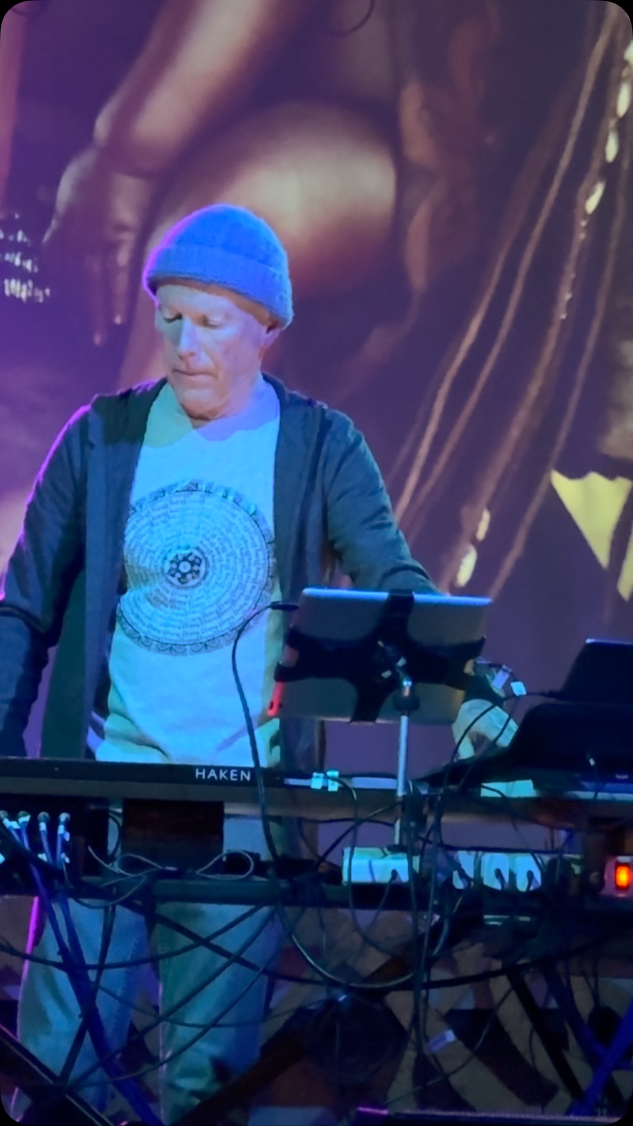 Michael performs the song “Village Life” live from the film score of Samsara.
#michaelstearns #ambient #ambientmusic #concert #sound #soundscape #synthesizer #electronicmusic #samsara #filmsound #filmsoundtrack #filmmusiccomposer