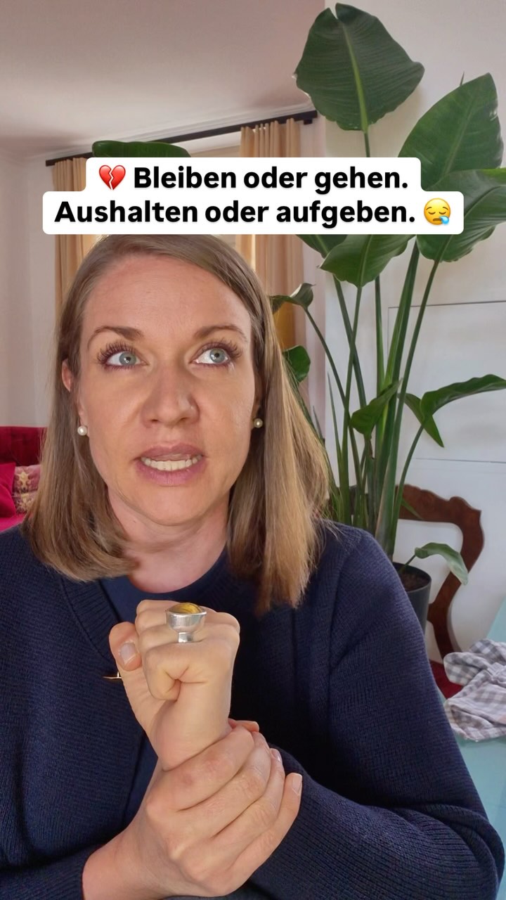 Du dachtest, du müsstest dich entscheiden… Bleiben oder gehen. Aushalten oder aufgeben.
Es gibt MEHR als nur Schwarz oder Weiß.
Viele Paare stehen vor dieser inneren Zerrissenheit:
👉 „Ich liebe dich noch – aber es tut auch weh.“
👉 „Ich will Nähe – aber brauche Luft zum Atmen.“
Das Tetralemma zeigt dir:
1️⃣ Ja
2️⃣ Nein
3️⃣ Beides
4️⃣ Keins von beidem
5️⃣ …und eine neue Perspektive, die du noch nicht sehen konntest.
💡 Es geht nicht darum, sofort zu wissen, was richtig ist.
Sondern darum, alle inneren Stimmen zu hören – bevor du entscheidest.
📩 Schreib mir „TETRA“ in die DM,
wenn du in deiner Beziehung festhängst
und du das Gefühl hast: So wie es ist, kann es nicht bleiben – aber ich weiß auch nicht, wie es weitergehen soll.