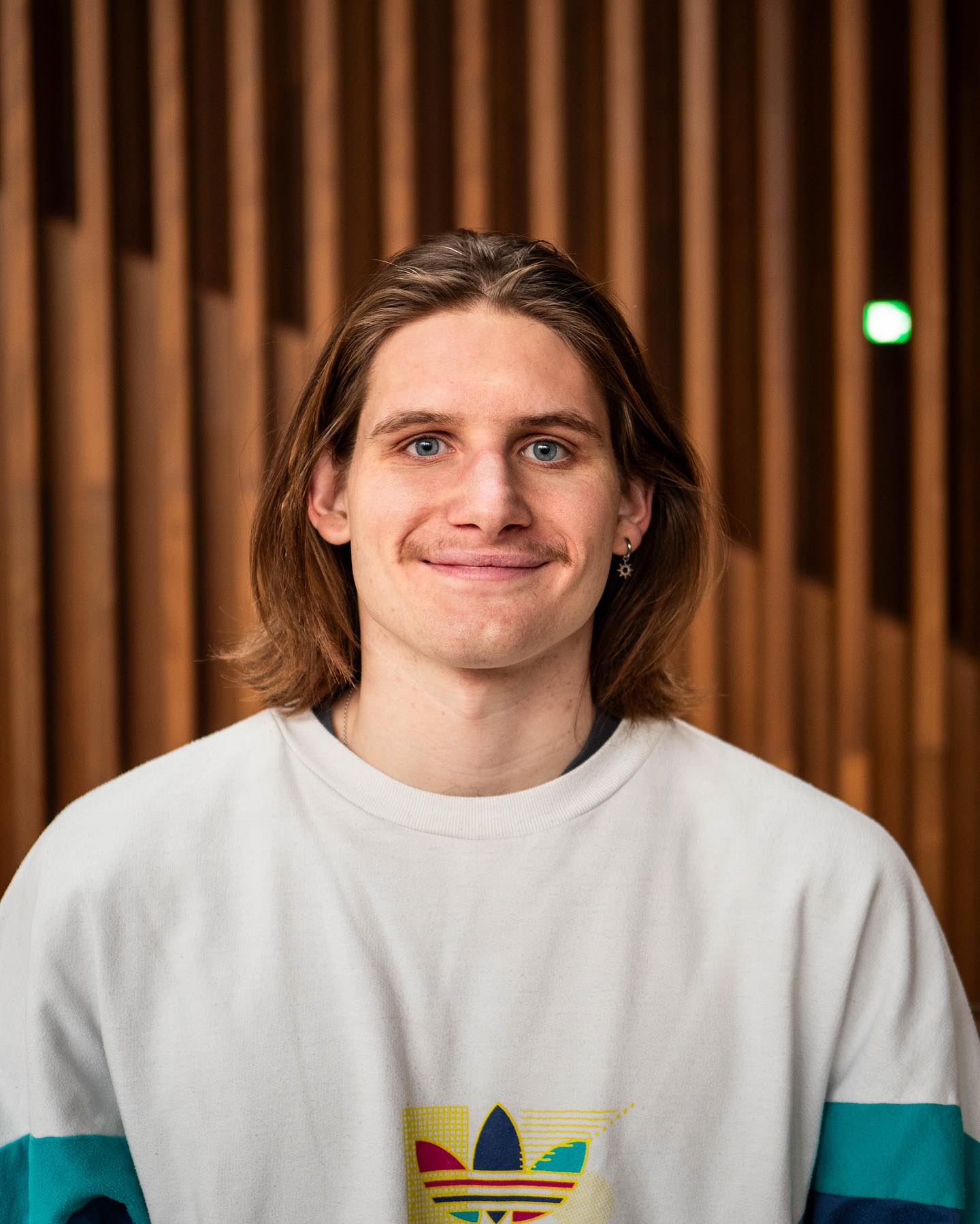 Elias schlüpft, im Stück Tschünine, in die Rolle eines chaotischen Bauarbeiter der alles andere im Kopf hat als Arbeiten.
Hinter den Kulissen zeigt er ein ganz anderes Talent: Er schneidet unsere Videos und bearbeitet Fotos✨
.
🕺 @elias.bauer
.
2. Pic @hermannerber 📸