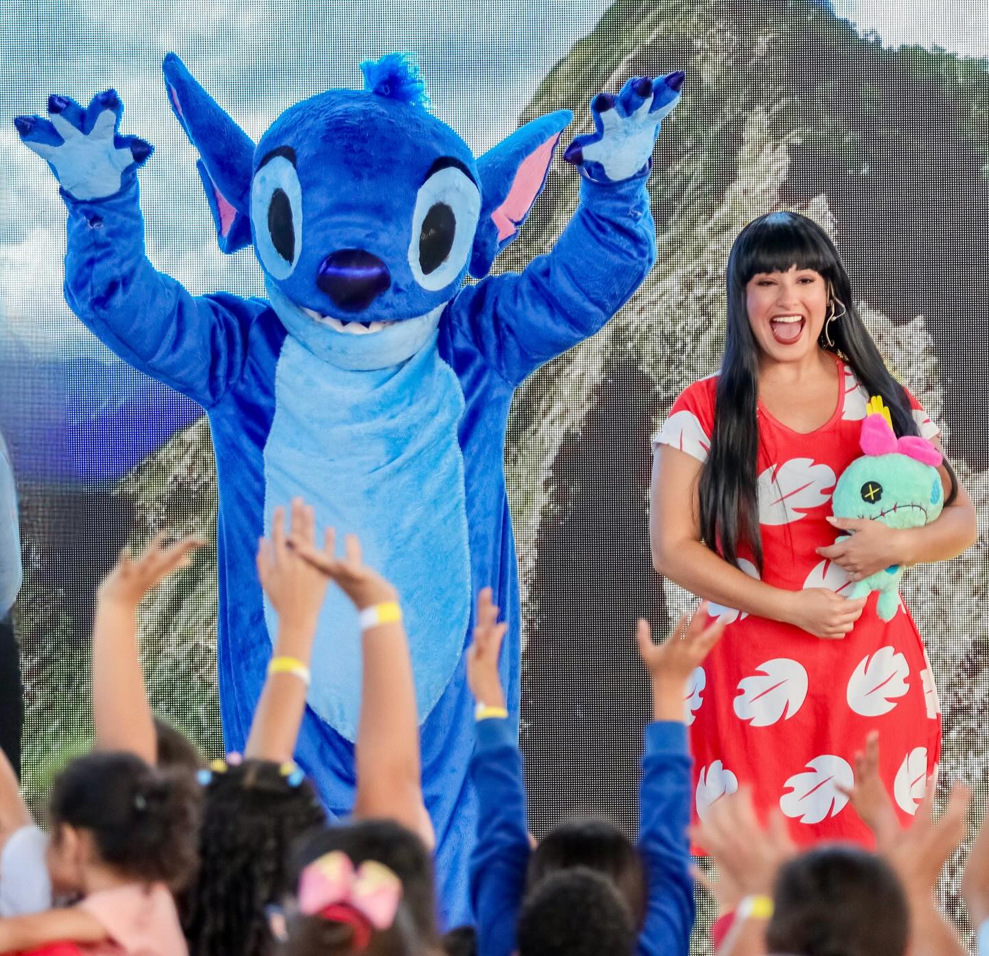 Lindo registro da @juh_vianamattos no @ceu1demaio !
Com @izzyaamorim e @davidazuoss com @promoartcultural
#liloestitch #personagensvivos