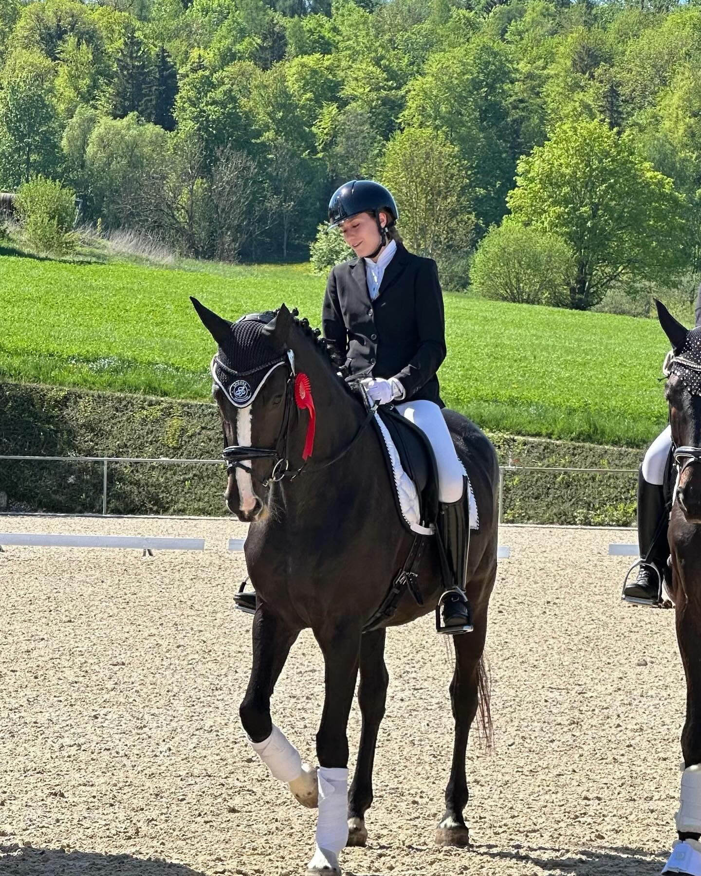 Erneut konnte sich @valentina.enssle eine Schleife sichern: In #zöschingen bekam sie mit Sacre Fleur in der L Dressur eine 7,3 und platzierte sich damit auf dem 5. Platz. Herzlichen Glückwunsch 🎊🍾🎈🎉
#dressur #dressurpferd #dressagehorse #dressage #horsesofinstagram #reitezudeinerfreude #turnier #equestrian #equestrainlife #equestrainlifestlye