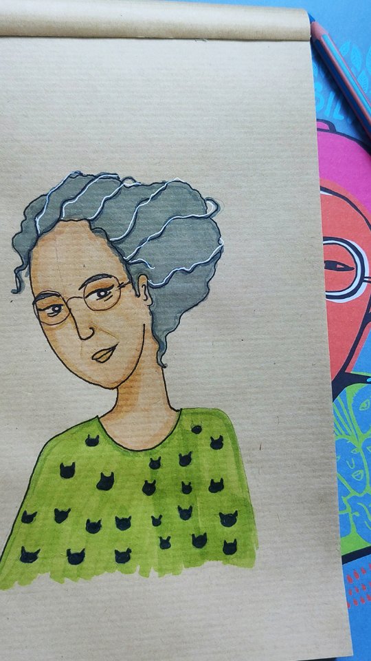 Nise da Silveira revolucionou a psiquiatria brasileira ao se opor firmemente aos métodos agressivos de tratamento, como eletrochoques e lobotomia, que eram comuns nos anos 1940. Inspirada pelos estudos de Jung, ela desenvolveu uma abordagem humanizada e inovadora no tratamento de pacientes psiquiátricos, introduzindo a arte e a terapia ocupacional como ferramentas terapêuticas. Em sua visão, a expressão artística era um caminho poderoso para acessar o inconsciente e promover a cura.
Seu trabalho culminou na criação do Museu de Imagens do Inconsciente, no Rio de Janeiro, em 1952, que reúne mais de 360 mil obras produzidas por seus pacientes. O legado de Nise continua vivo até hoje, inspirando uma psiquiatria mais humana e respeitosa.
#NiseDaSilveira #PsiquiatriaHumanizada #ArteETerapia #SaúdeMental #Jung #TerapiaOcupacional #MuseuDoInconsciente #PioneiraDaPsiquiatria #ArteTerapia #CiênciaEArte #PatrimônioCultural #RevoluçãoPsiquiátrica #lutaantimanicomial #galeriaextraordinaria