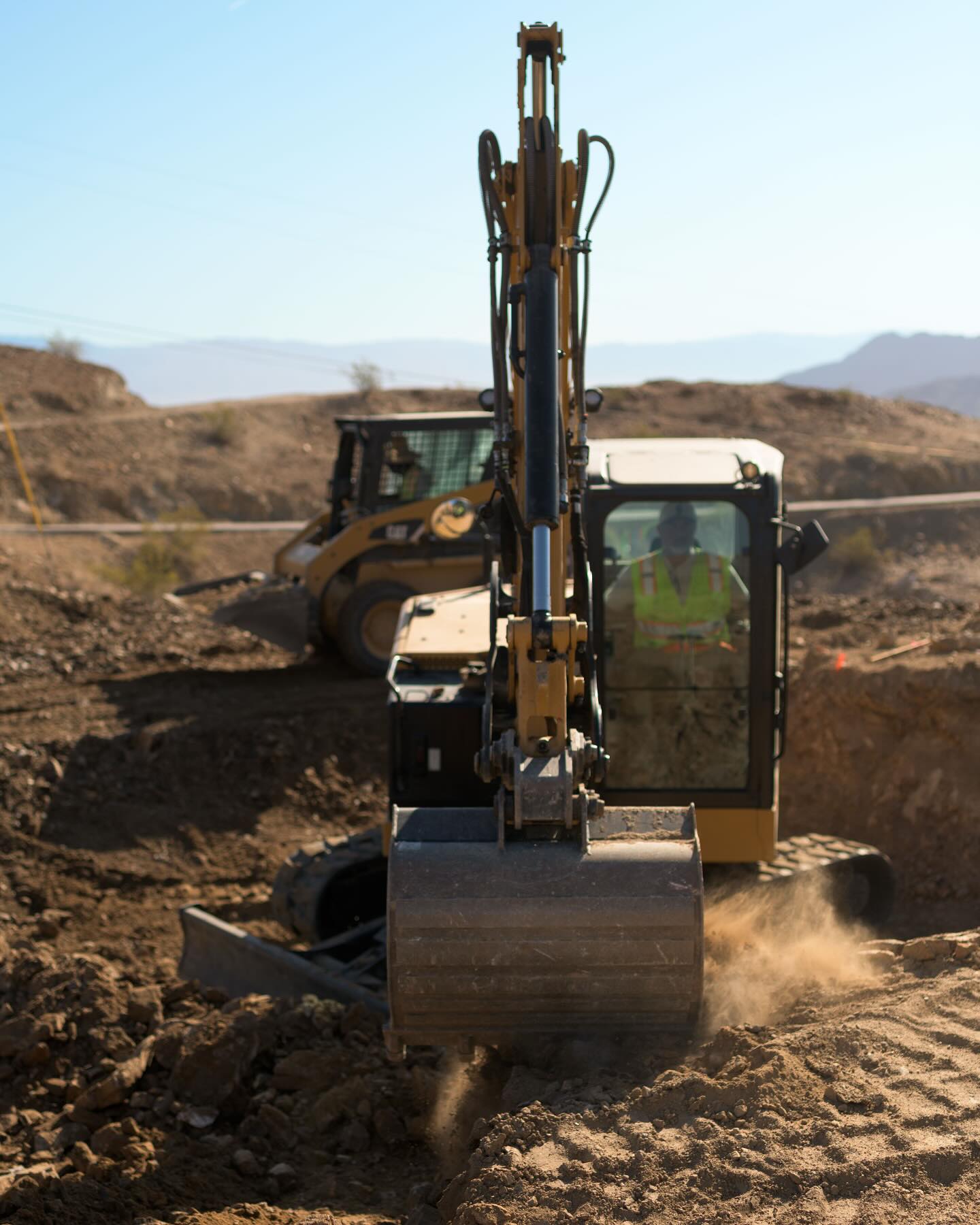 We specialize in
-Finish grading
-Rough grading
-Dry utilities
-Excavating
-Land clearing
Give us a call or send us a dm for your next project
#dozer #613 #613scraper #scraper #watertruck #overexcavation #grading #loader #cat930 #coachellavalley #afloresgrading #aar #construction #constructionlife. #newholland #skiploader #catequipment #caterpillar #hwmf #heavyequipment