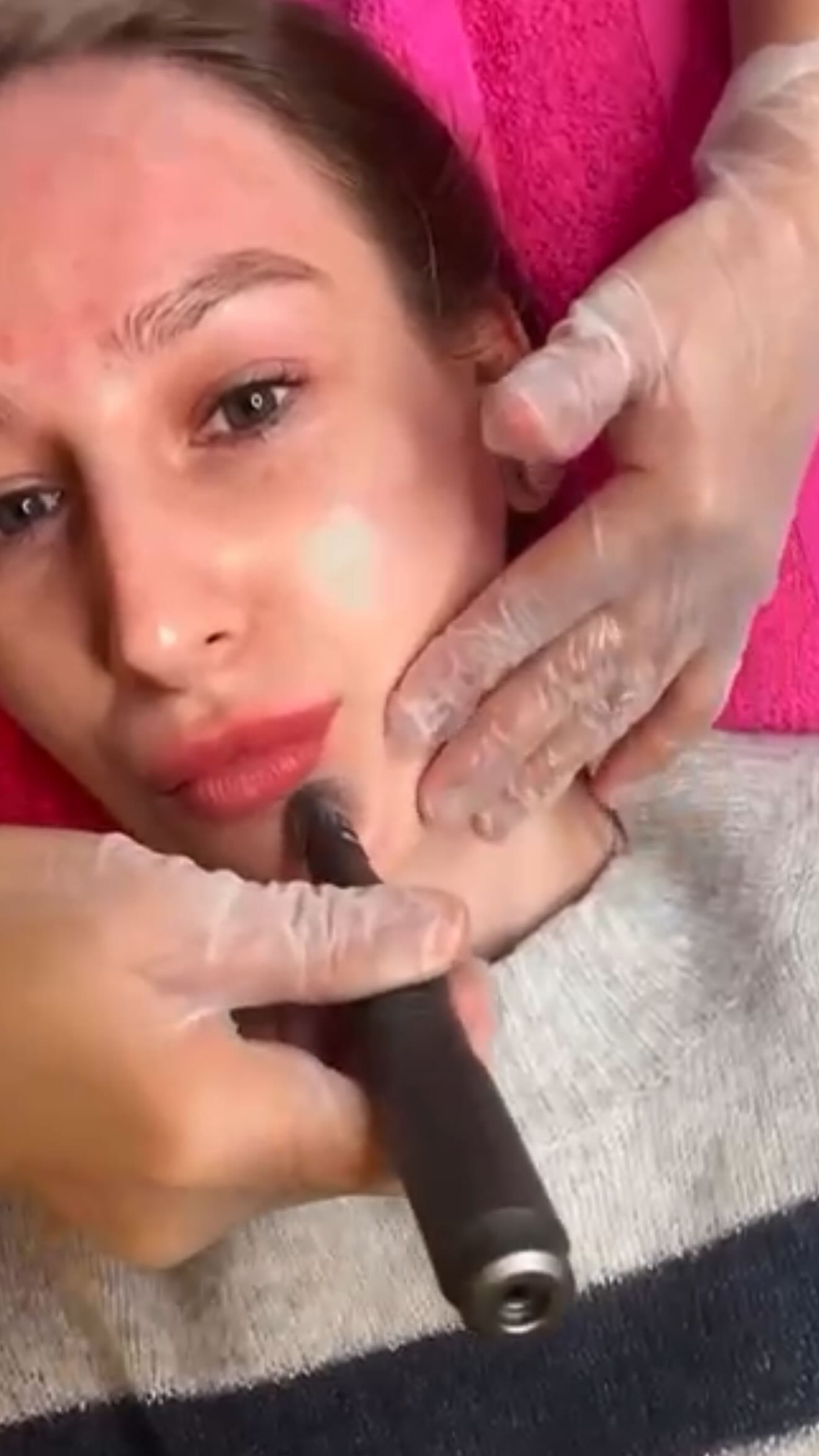 🌸Our beautiful client came in for a little skin love and left glowing!
Watch as she enjoys a luxurious microdermabrasion session, gently exfoliating away dull skin, unclogging pores, and boosting that radiant, smooth texture we all crave.
Then, we finish with a calming facial massage to stimulate circulation and leave her skin refreshed, nourished, and totally relaxed.
Because beauty starts with self-care and she deserves every second of it.🥰🥰
#MicrodermabrasionGlow #BeautySalonExperience #BeautyExperts #LuxuryFacials #SheenBarnesSalon #HairAndBeauty #PamperYourself #SelfCareLondon#BeautyInLondon #WellnessLondon #LondonAesthetics #BeautyTherapy #EastSheenVillage #DermalogicaPartner #CACIPartner #BarnesCommunityAssociation #MortlakeToPutney #AustralianBodycarePartner #GlowingSkinJourney #SelfCareGoals #FacialTreatmentMagic