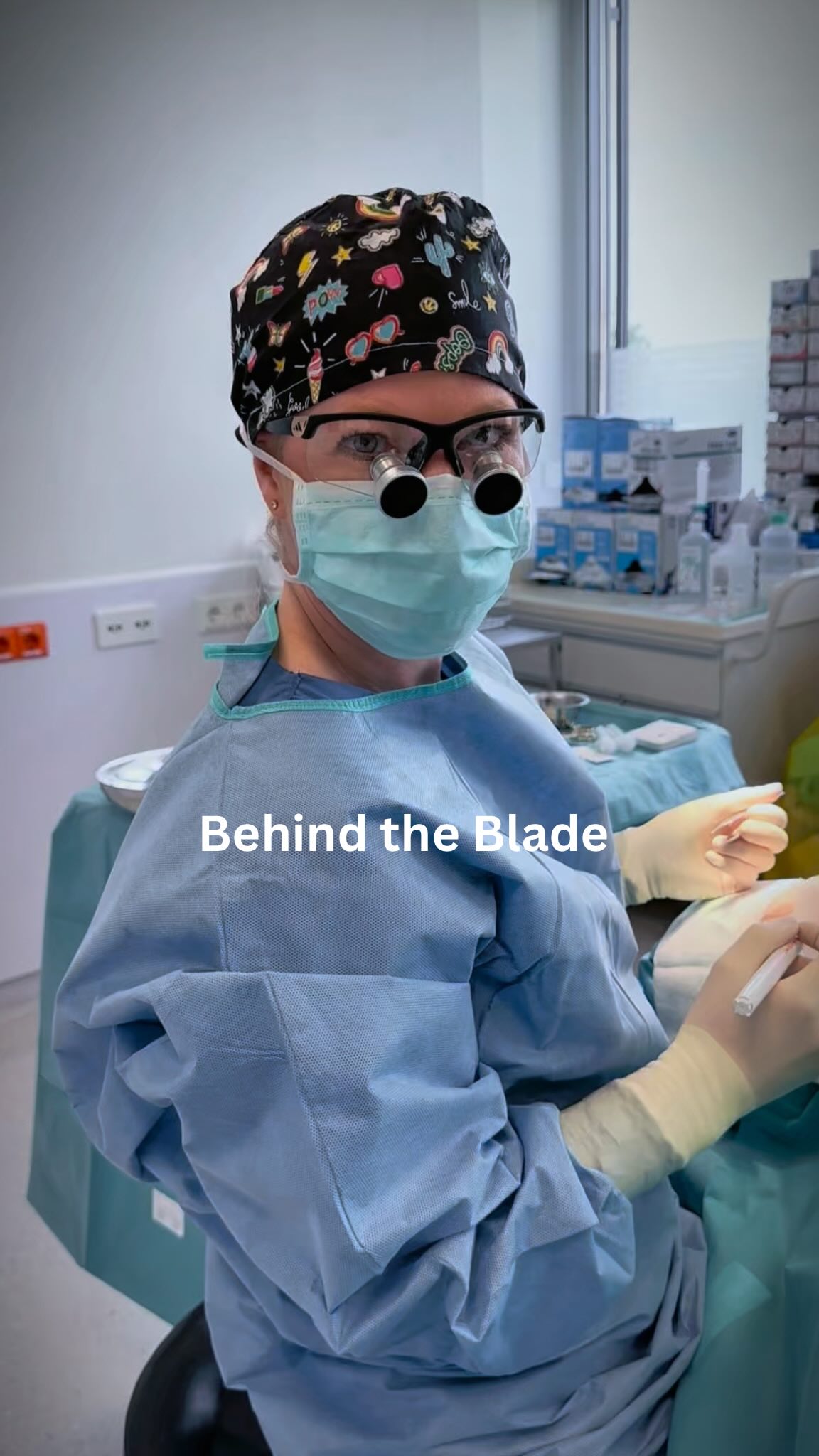 Man sieht oft nur das Ergebnis
– aber hinter jedem Eingriff steckt Präzision, Teamarbeit und ganz viel Herzblut ❤️✂️.
Ich liebe, was ich tue.
#chirurgie #operation #medizin #arztleben #surgerylife #hospitalvibes #surgeonlife #medlife #behindthescenes #reallifehospital #oberlidstraffung #drmonarudolph #plastischechirurgie #facharzt #ästhetik #beauty #praxis #antiaging