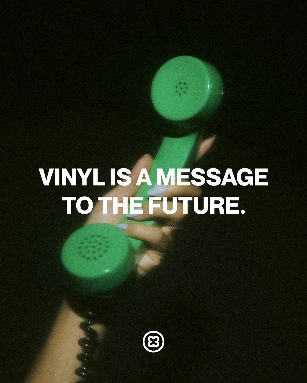 Certaines choses sont faites pour durer.
Le vinyle, c'est notre façon de communiquer à travers le temps.
De la musique que vous pouvez toucher,
De l'art que vous pouvez ressentir.
#PressedByVinylacy