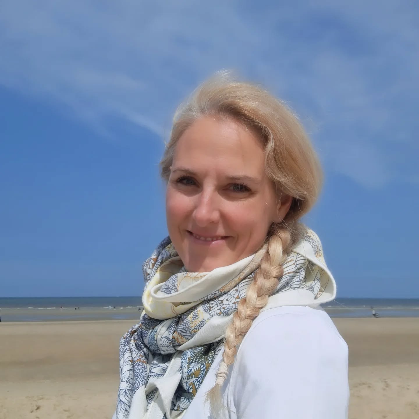 Vacances - JOUR 5 - « La mer est tout : elle est le ciel, elle est la terre, elle est l’âme. Elle est l'infini qui se déploie sous nos yeux, elle nous rappelle sans cesse l'éternité, et chaque vague qui se brise contre le sable est un murmure d’un temps immuable. » Le Voyage, Ch. Baudelaire.