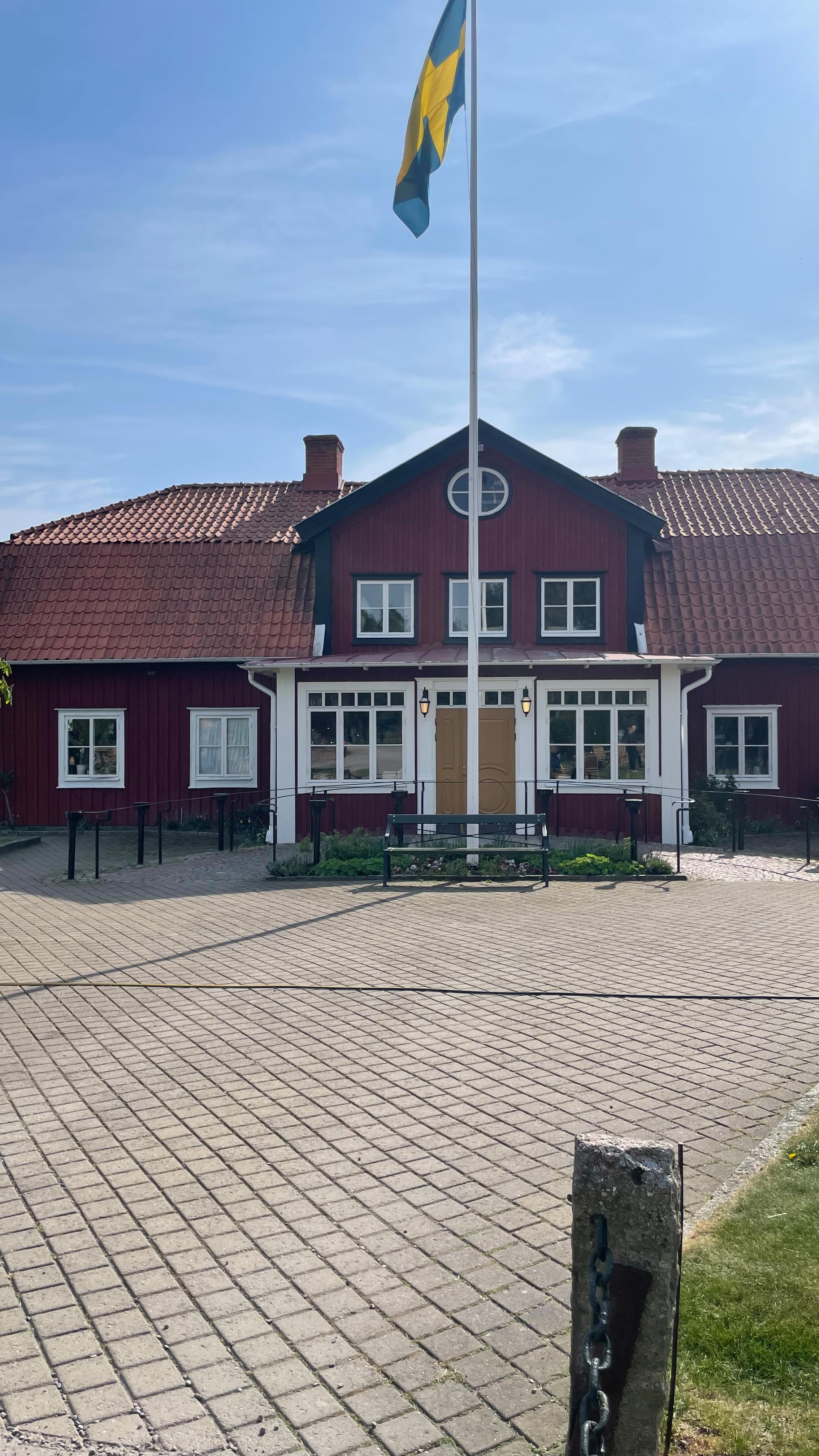 Have you been to Sweden?
Sweden and England are both home for me. And I’m of course manifesting hard that I’ll be able to do more weddings here.
Do you also split your life between two countries? I would love to know which countries are yours! 🇸🇪🇬🇧
#swedenabroad #visitsweden #swedishlife #swedishmoments #swedesinlondon #småland #multicultural #scandi #scandiinspo