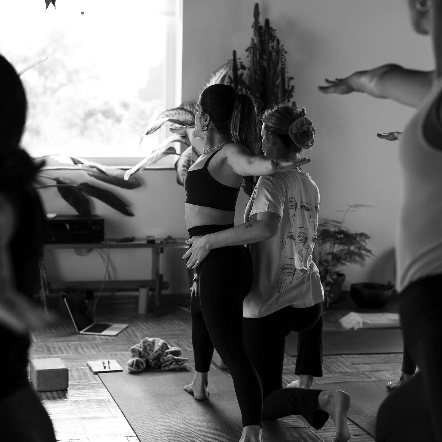 Held & Safe 🕊️
Receiving hands on adjustments is one of my favourite things when I attend a class as a student. So a week with @alexa__valentin using her magic touch was a really nourishing feeling. ✨
#handsonhealing 🫶🏼
📸 @juttachristlphotography
🧘🏻♀️ @insync.club
🏡 @cocoonportugal