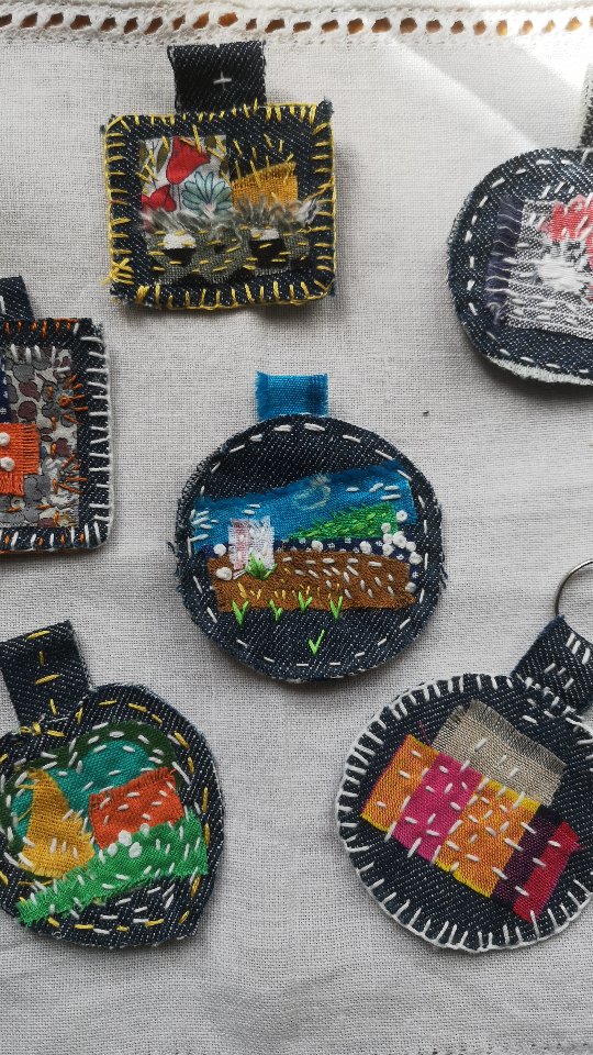 J'aimerais tellement retrouver la clef du temps perdu...
Donc pour commencer ayons un joli porte clef !
Attention pièces uniques et toute petite série (pour le moment)
Je continue à perdre mon temps comme ça ?? seulement si ils vous plaisent, dites le !!
#microchutes #arttextile #réemploitextile #broderie #creationtextile #porteclef #reuserecycle #chutesdetissu #fabricscraps #madeinmonatelier #madeinmontpellier #fabriquéenoccitanie #chiloeescraps #portecleffaitmain