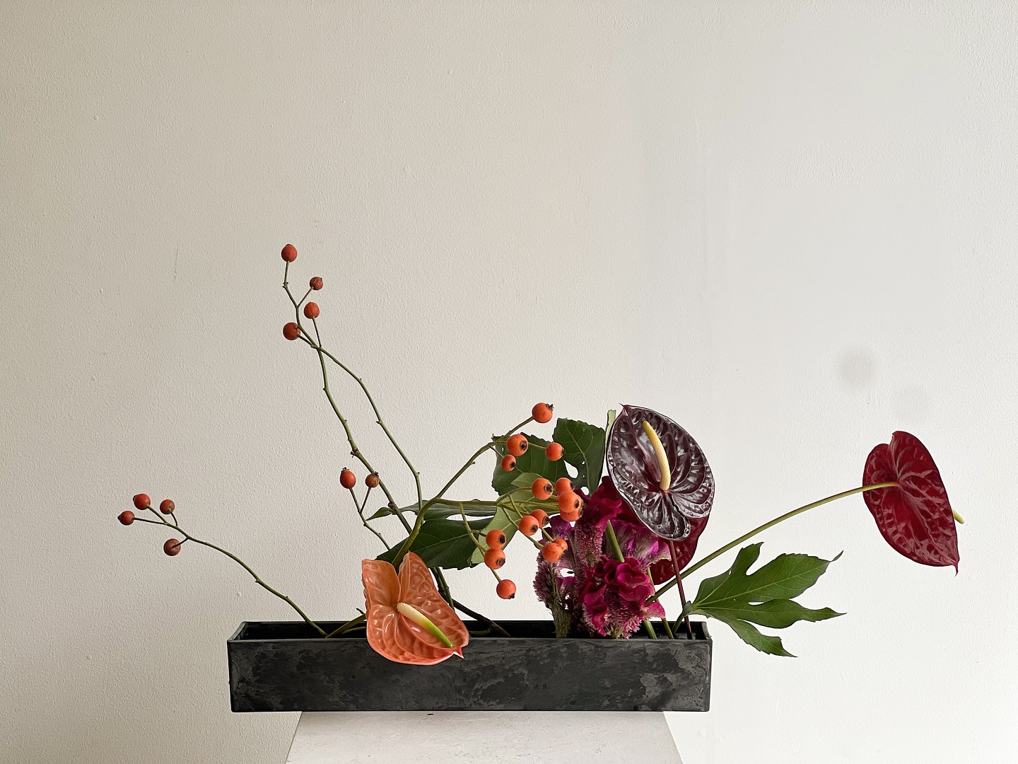 A playful crossing of stems creates depth—carefully planned, yet effortlessly natural. Rhythmic, with a pop of joy, as if the stems are joyfully bouncing through space.
#ikebana #PoeticIkebana #NatureInDesign #FloralArtistry ModernIkebana #BouncingWithJoy