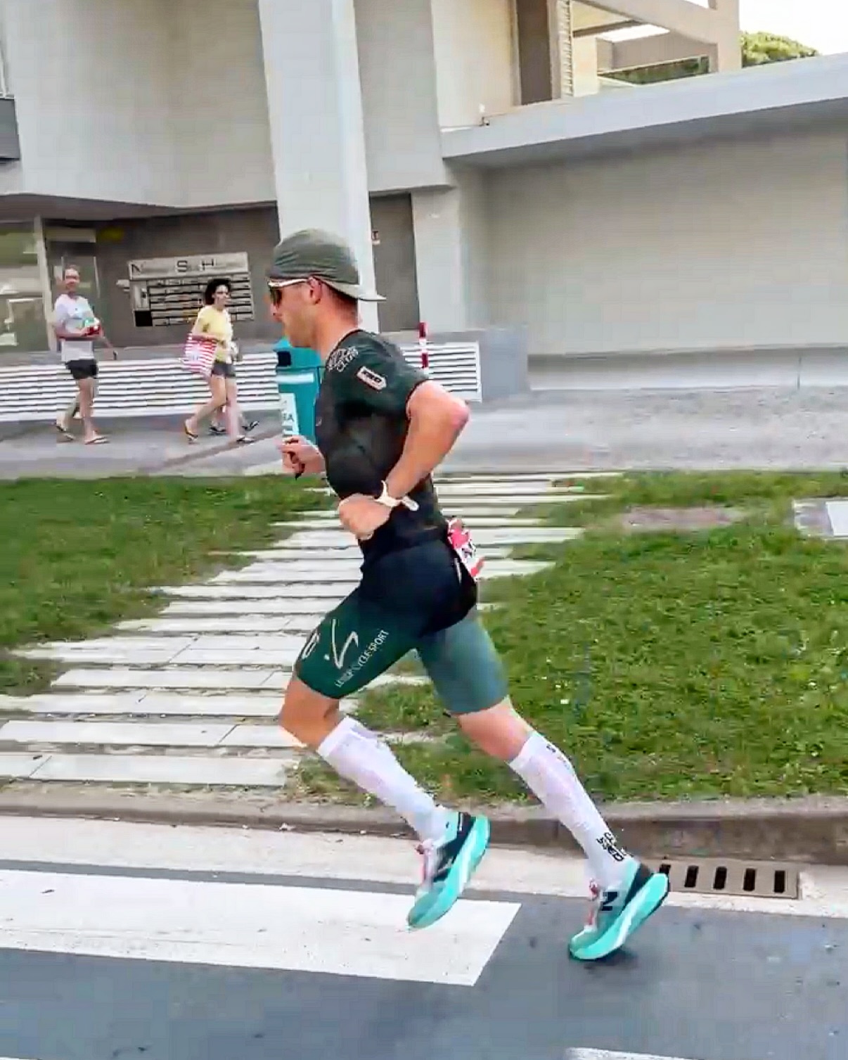 Season opener is done ✅ 70.3 #ironmanproseries in Jesolo lured in a high caliber pro field. A 38th place finish (of ~ 65) sounds rather underwhelming, however on such a course I am pretty stoked with it. I achieved a PB in each discipline which resulted in a 3:49:39. The flat and untechnical bike course didn’t help to make an impact, there was always someone who closed the gap that I just opened. I learned a lot about the dynamics in such a big and strong field and will use my power more wisely in upcoming races.
The highlight was the podium by my 🐆 @_reisefuedli 🥈🎉🫶.
Looking forward on what is coming, there is not a lot of break before the next race 🔥
2. 📸: @ironmantri