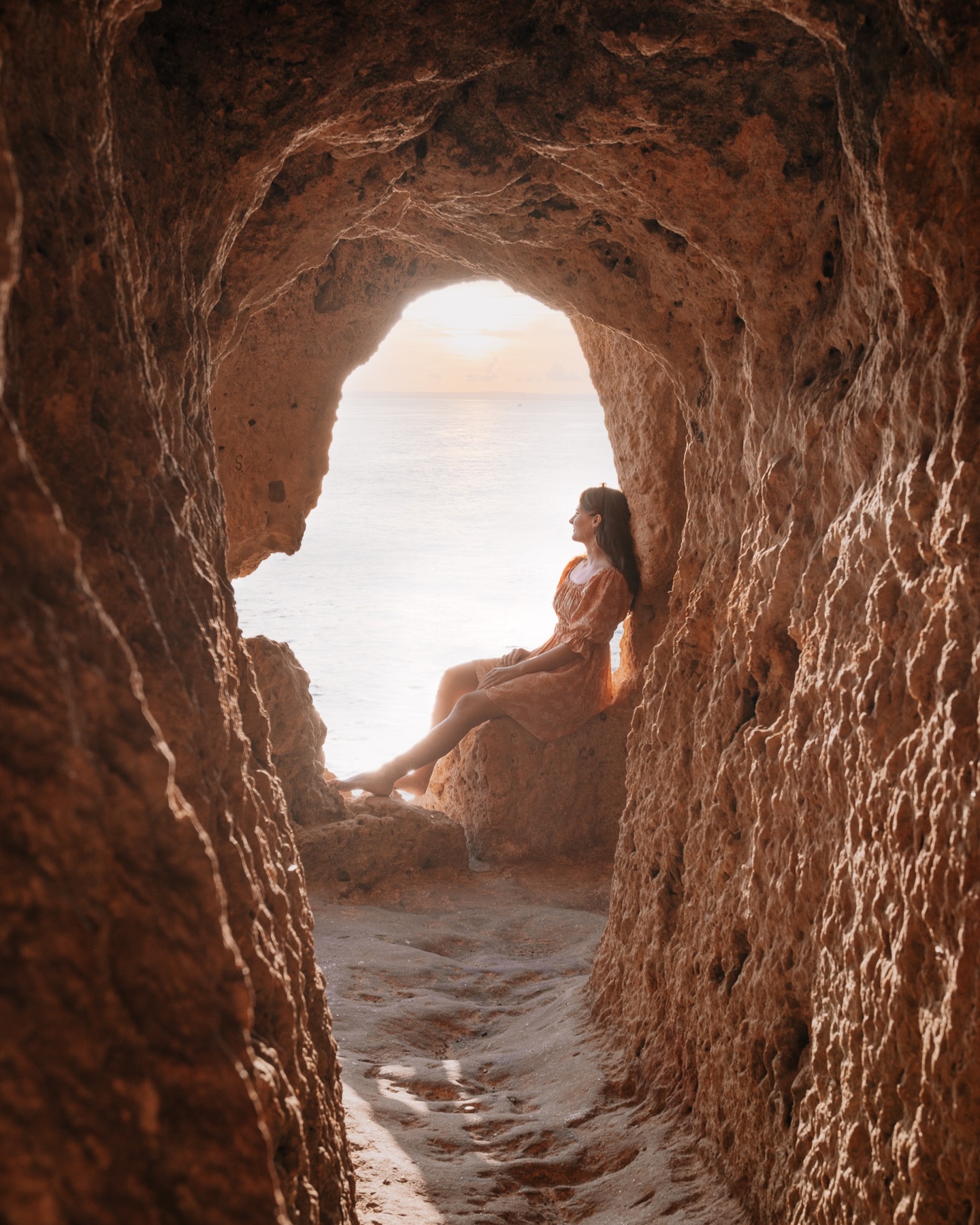 Wo sind unsere Sonnenuntergangsromantiker?️️🙋♀️🙋♂️
Wir bekennen uns definitiv schuldig und können zu keinem Sonnenuntergang Nein sagen, besonders wenn dieser so wunderschön ist wie an der Algarve.😁🌅
P.S.: Wer sieht auch das Gesicht auf dem zweiten Bild?🤓
.
.
.
#algarseco #algarve #portugal #portugalalgarve #algarsecorocks #algarsecoalgarve #travel #travelphotos #travelphotography #photographer #fotografie #reiseblogger #reisefotografie #reiseblog #travelbloggers #travelinspi̇ration #reiseinspiration #reisetipps #reiselust #fernweh #wanderlust #visitportugal #visitalgarve #sunset #sunsetlove #ocean #fujifilm