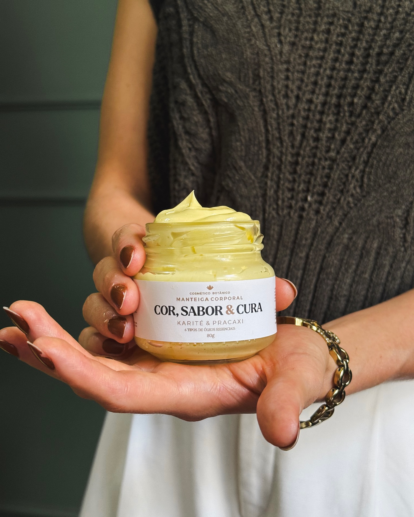 A manteiga de karité da CSC é um produto exclusivo do nosso kit de Dia das Mães — criada artesanalmente, com textura generosa e fórmula limpa.
Nutre profundamente, suaviza a pele e acalma até os dias mais apressados.
É mais do que um cosmético: é um convite ao toque consciente, ao tempo dedicado, ao gesto que fica.
Uma oportunidade única de sentir de perto o que só a CSC entrega:
cuidado, essência e intenção.