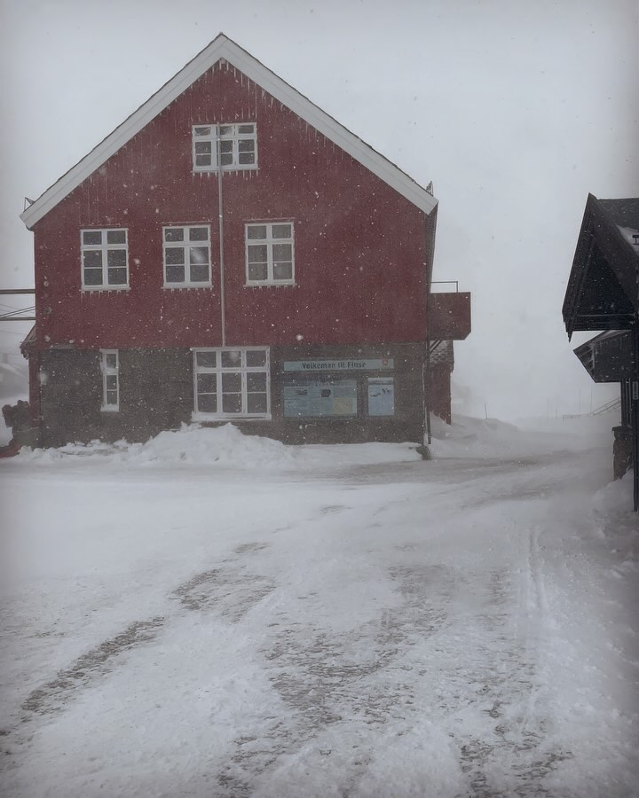 Welcome to Finse, Norway. 🇳🇴 ❄️
A lovely place full of lovely people ☺️
Photo dump of prep time before and during my solo expedition back in February.
🐶 helping me pack, the weather kicking ass and some of the best breakfast views I’ve seen.
#expeditionprep #dogsofig #storm #views #adv #kidneytransplantrecipient #fsgs