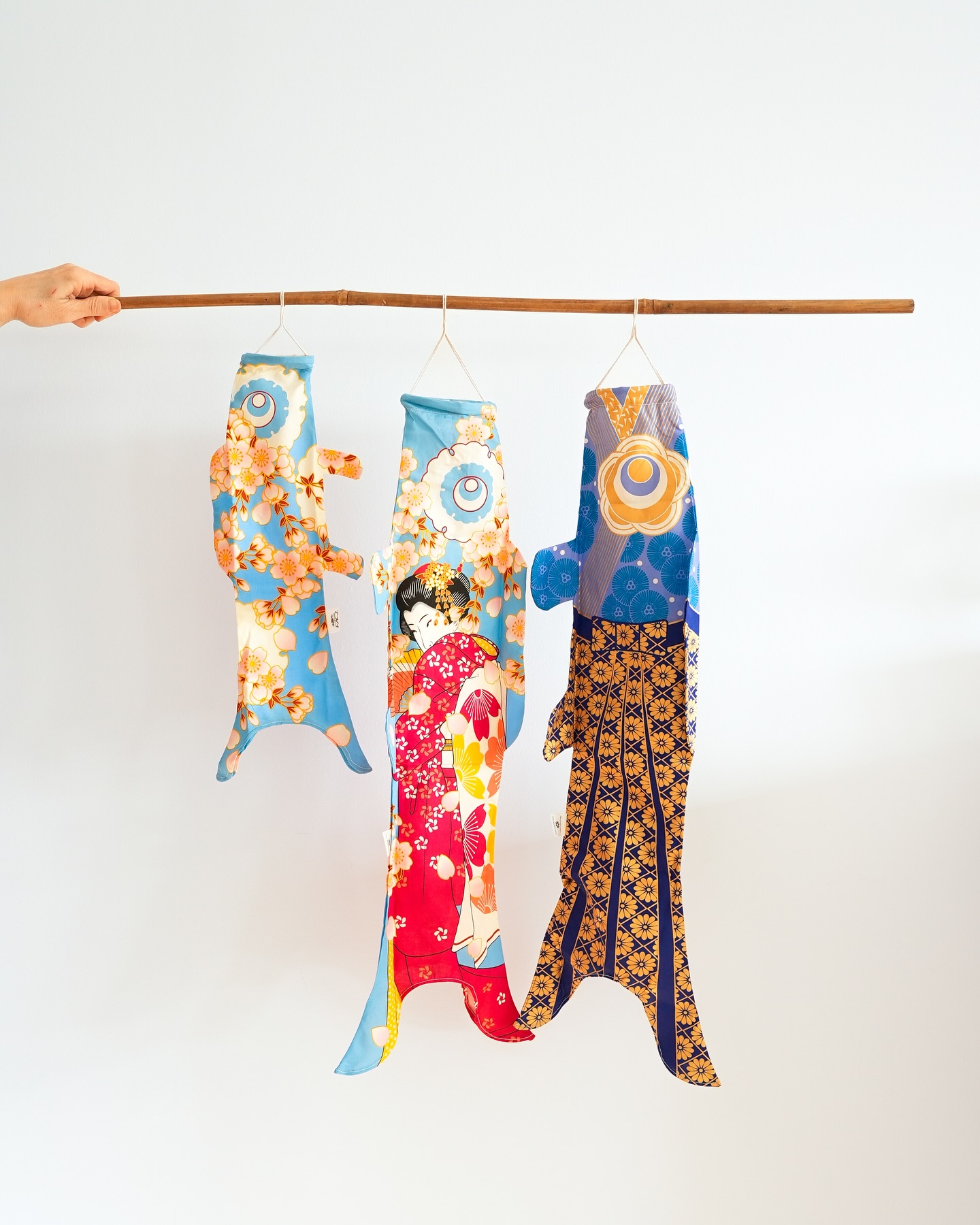 LE KOINOBORI
Une tradition japonaise porte-bonheur
Le koinobori, manche à air en forme de carpe, est un objet mythique au Japon : c’est le cadeau que l’on offre aux enfants, lors de la fête des enfants (Kodomo No Hi) le 5 mai.
Cette fête, très ancrée dans la tradition japonaise, met les enfants à l’honneur, en les associant à des milliers de koinobori qui se déploient dans tous le pays, donnant à voir un spectacle grandiose !
A travers cet objet symbolique, les parents encouragent leurs enfants à être forts et valeureux, et leur souhaitent bonheur, prospérité, joie et santé tout au long de leur vie.
Retrouvez en boutique 3 rue du 1er Mai à Narbonne ou sur le site internet, toute la collection de Madame Mo fabriquée en coton 100% biologique.
📸 @cocosconcept_
#maeko #conceptstore #narbonne #koinobori #bonheur #fleuriste #bouquet #traditionjaponaise #portebonheur