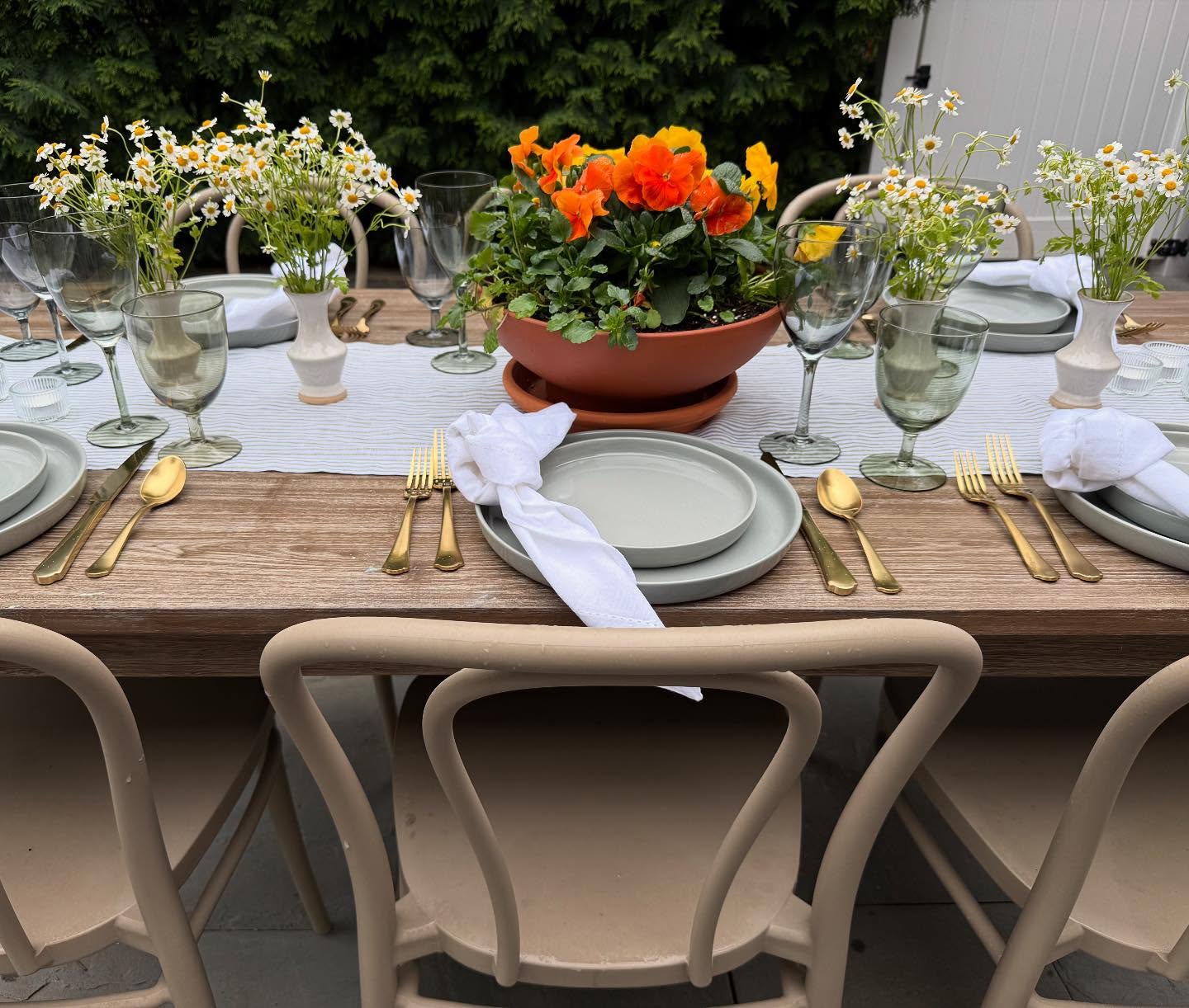 The Willow Collection looks effortless as it dines alfresco, with its modern clean lines perfectly reflecting the beauty of the space.
Thank you to @heffingerinteriors for allowing us to style her tables in support of the @glenellyninfantwelfare fundraiser!
We had so much fun โจ