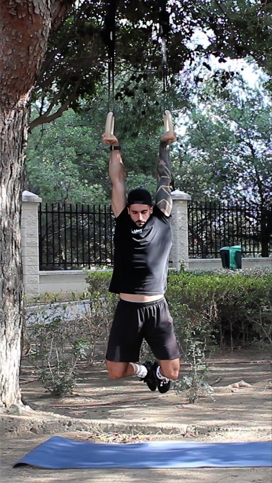 Functional Fitness | False Grip Pull-Up
Why do it? Because functional strength helps you move better, prevent injuries, and perform at your best — inside and outside the gym.
Muscles worked: Back, biceps, shoulders, forearms & core
This is a powerhouse move in functional training.
✅ Builds serious grip and upper body strength
✅ Improves body control & coordination
✅ Prepares you for advanced skills like muscle-ups
✅ Activates multiple muscle groups — efficient & effective
📍 KEBKO Functional Fitness Personal Training in Amsterdam Noord
🌐 www.kebkokabakibi.com
📩 DM to book your free intake!
#FunctionalFitness #FalseGripPullUp #GripStrength #UpperBodyPower #TrainForLife #kebkofunctionalfitness #PersonalTrainingAmsterdam #CoreStrength #TrainSmart #MovementIsMedicine #CalisthenicsTraining #InjuryPrevention #LongevityFitness #bodyweighttraining ##bodyweightworkout #functionaltraining