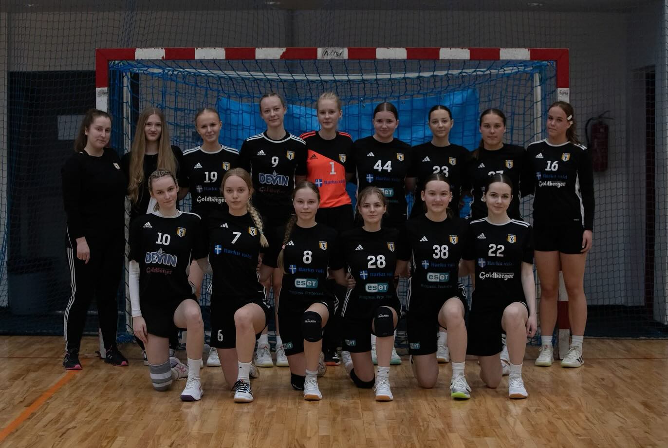 𝗕𝗔𝗟𝗧𝗜 𝗠𝗘𝗥𝗘 𝗨𝟭𝟳!🌊
Möödunud nädalavahetusel kogunesid Viimsisse U17 poisid ja tüdrukud, kes võistlesid karika nimel. Võistlustel osales HC Viimsi, HC Tabasalu 🇪🇪 ning tiimid Soomest 🇫🇮, Lätist 🇱🇻 ja Leedust 🇱🇹! HC Tabasalu tiimi panid oma panuse ka meie naiskonna liikmed Emma Tunnel, Katariina Ree ja Daniela Tuusis. Esimeses mängus Soomega tunnistati vastase paremust 32:49 ning mängu parima sai Daniela Tuusis. Teise mängu lõppseis jäi 20:34 Leedule. Kolmas mäng Lätiga jäi seis 28:35 ning tunnistati Läti paremust. Mängu parimaks valiti Emma Tunnel.
- Tüdrukute lõppjärjestus:
🥇 Kauno rajona SM
🥈 Porvoo Akilles
🥉 Ludzas NSS
4️⃣ HC Tabasalu. Aitäh @hcviimsi ja @hc.tabasalu !🥳👏. pildid Petr Gadalov 📸