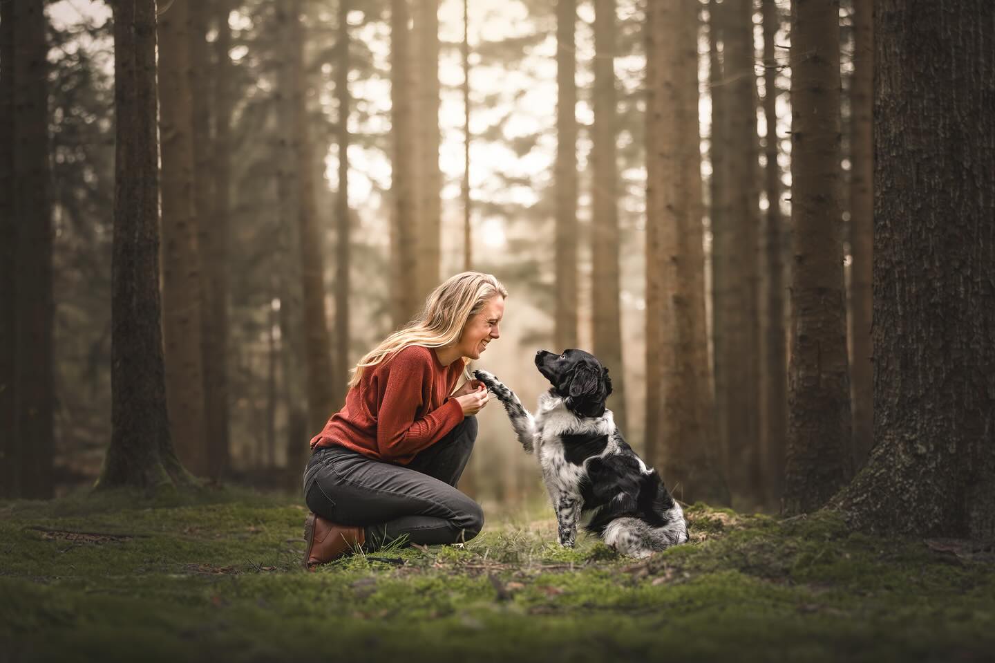 𝘝𝘰𝘰𝘳 𝘥𝘦 𝘭𝘪𝘦𝘧𝘴𝘵𝘦 𝘩𝘰𝘯𝘥𝘦𝘯𝘮𝘢𝘮𝘢’𝘴! 🐾 💐
Ken jij of heb jij een (honden)mama die áltijd natte neuzen en vieze pootjes voor lief neemt? Die met liefde koekjes, knuffels en speeltjes uitdeelt alsof het haar kind is? 🐶
Verras haar dan met een cadeaubon voor een fotoshoot vol liefde, lol en mooie herinneringen! 🎁
Perfect voor Moederdag — of gewoon omdat ze een fantastische hondenmama is.
Een cadeaubon is al te krijgen vanaf €25 💌
stuur mij een berichtje bij interesse!
#moederdag #cadeautip #liefde #herinnering #hondenfotografie