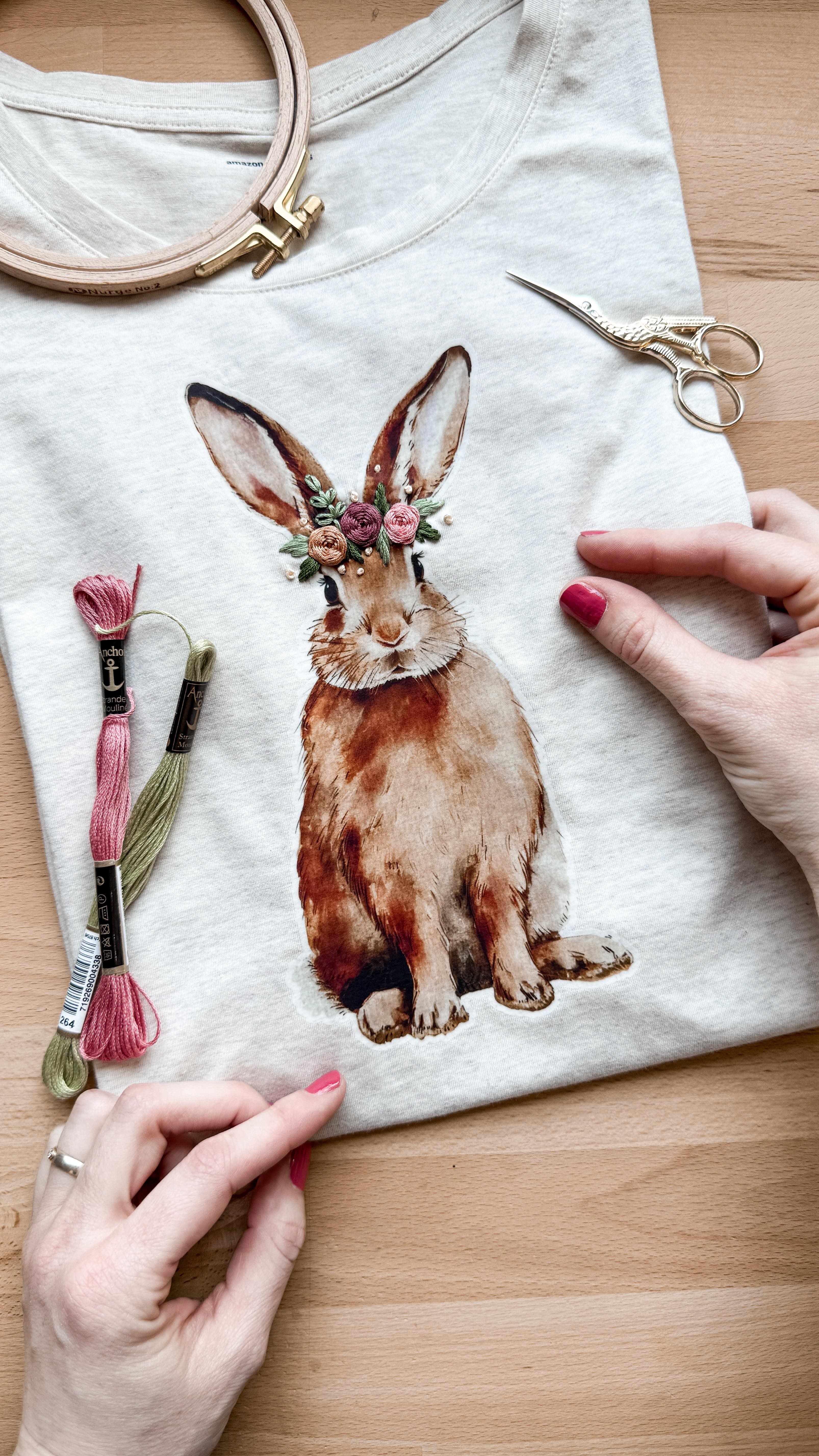 🌸✨ Heute zeige ich euch was ganz Neues! 🐰 𝚆𝚎𝚛𝚋𝚞𝚗𝚐
Ich habe die Kombination aus Iron On und Sticken ja schon oft geteilt, aber heute kommt das Printable Iron-On ins Spiel! 🎉 Mit meinem Tintenstrahldrucker wird das Motive zu erst ausgedruckt und dann mit dem Cricut Joy Xtra ausgeschnitten. 💖Anschließend habe ich den Hasen mit der Easy Press auf den Stoff übertragen und konnte direkt mit dem Sticken loslegen. 🧵🌼 Für mein Projekt habe ich eine gewebte Rose, ein paar einfache Blätter und den Knötchenstich gewählt – und voilà, mein Häschen trägt jetzt einen süßen Frühlingskranz! 🐰🌷Ich bin total verliebt in das Ergebnis! Wenn es dir auch gefällt, folge mir gerne für mehr kreative Ideen rund um das Thema! 💕
Das Projekt für den Hasen findet ihr in meinem Design Space Profil. Das ist die benutzerfreundliche App von Cricut mit tausenden von Vorlagen, Motiven und Schriften.
Wie ihr wisst, liebe ich Cricut und meine beiden intelligenten Schneidemaschinen – den Maker 3 und den Cricut Joy Xtra – und setze damit regelmäßig Projekte um.
Material / Geräte:
Cricut Joy Xtra
Printable Iron-On for Light Fabrics
EasyPress 3
#DIY #Cricut #IronOn #stickenistmeinyoga #stickenlernen #stickenmachtglücklich #stickenmachtsuüchtig #sticken #hanbestickt #stickliebe #stickschule #stickenistliebe #stickenisttoll