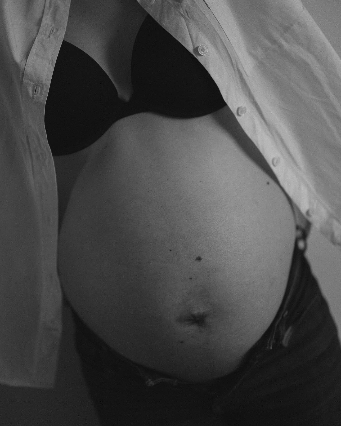 Ootko sä se tyyppi, jonka puhelimessa on joku noin 42580 kuvaa, mutta yhdessäkään et ole itse? Odotusaika on usein just se hetki elämässä kun toivoisi niitä kuvia otettavan myös itsestä. 🫶🏼
Tiedän myös kokemuksesta sen, ettei välttämättä ole joka hetkessä se kuvauksellisin olotila, MUTTA. Tiedän myös kokemuksesta, miten tärkeää on myöhemmin kun on valokuvia niistäkin hetkistä. Ajattelin itse raskaana ollessani, etten ehkä edes haluaisi katsella kuvia itsestäni myöhemmin. Kävi toisin, halusin ja katson niitä aina yhtä lempeästi. Onhan se nyt aikamoista mihin naisen keho pystyy.
Odotuskuvaus on sulle jos..
🌼 Odotat uutta elämää ja haluat pysähtyä odotuksen äärelle. Kaipaat lempeää ja kiireetöntä kuvaushetkeä, jossa keskitytään vain sinuun.
🌼 Haluat kuvauksen, jossa saat olla juuri sellainen kuin olet. Saat nauttia olostasi juuri niissä vaatteissa kuin haluat, vaikka teekuppi kädessä ja villasukat jalassa sohvalla jos siltä tuntuu.
Odotuskuvaus on mahdollisuus pysähtyä tähän vaiheeseen elämässä. Niihin ajatuksiin, odotuksiin, epävarmuuksiin ja hetkiin, jotka on niin ainutlaatuisia.
〰️〰️〰️〰️
valokuvaaja salo • valokuvaaja turku • odotuskuvaus salo • odotuskuvaus turku • raskauskuvaus turku odotusajankuvaus turku