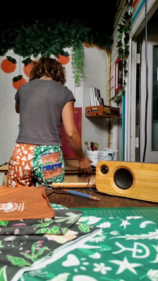 back to the screen printing table after quite some time.... treated myself to using a new board courtesy of @flat_fox 🌞
so far my favourite use of the misprinted andalucía fabric is to screen print my logo on top of small pieces... makes the scraps usable and just looks adorable!
today I'm on reversible t shirts using the new pigment printed jersey fabric and more shorts 👌
may long the sunshine continue!
some made to order things are available online again, as are the shorts I'm wearing in this video
www.houseofbeanco.com
#illustration #andalucia #madetoorder #mountains #screenprint #hempclothing #sustainableclothing #handmade #smallbusiness #craft #newworkshop