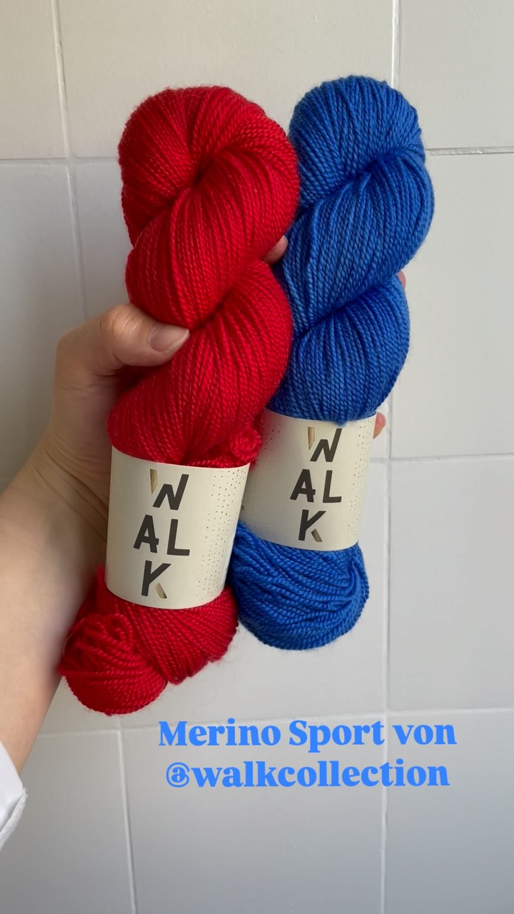 Und hier kommt die zweite Qualität von @walkcollection:
Merino Sport – ein echtes Multitalent!
Dieses Garn aus mulesingfreier Merinowolle lässt sich wunderbar mit Nadelstärke 3–4 verstricken. Es hat eine angenehme Elastizität und ist damit perfekt geeignet für deinen neuen Ganzjahresfavoriten.
Die Farbauswahl ist diesmal etwas dezenter gehalten – zeitlos schön und vielseitig kombinierbar.
#fibreatelier #walkcollection #handdyedyarn #knitting #crochet